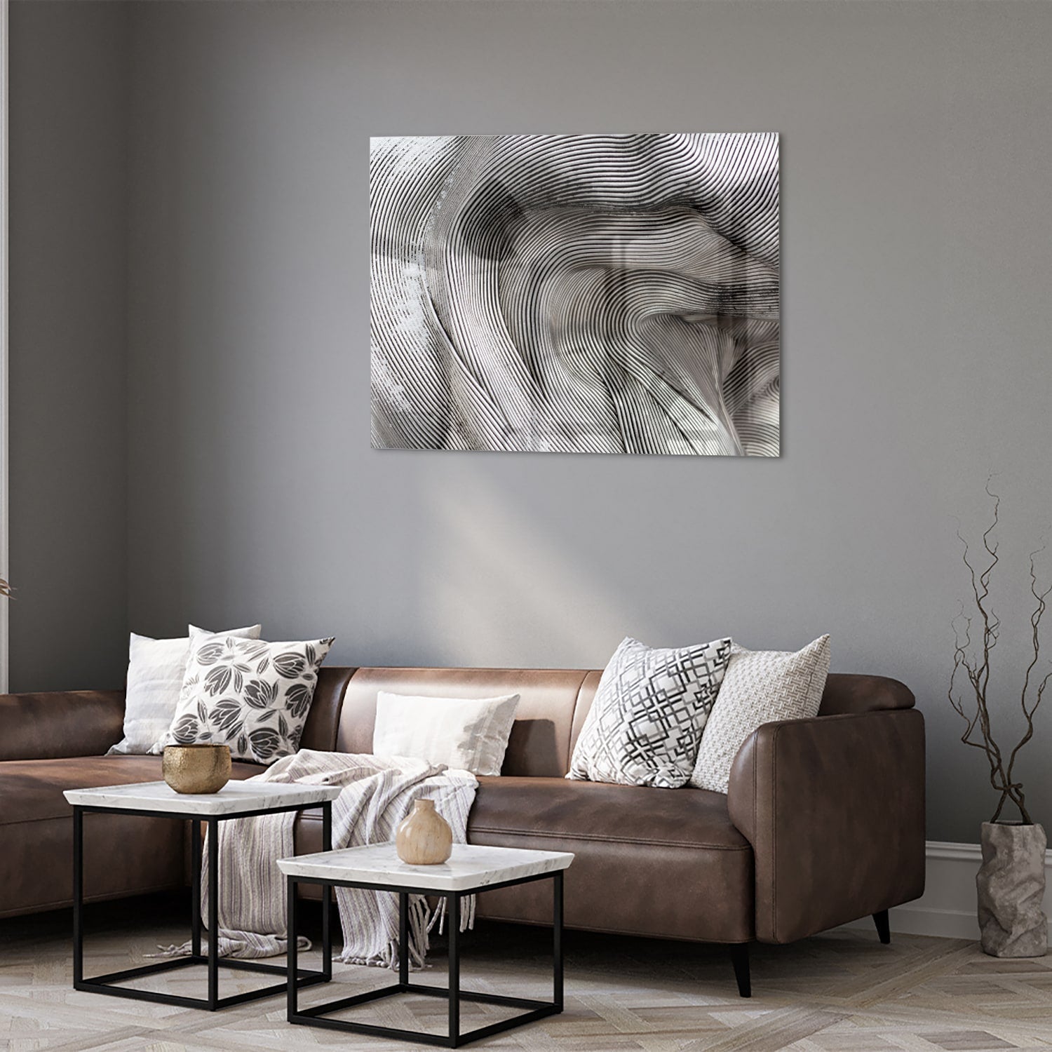 Abstract glazen schilderij met golvende lijnen in een lichte ruimte