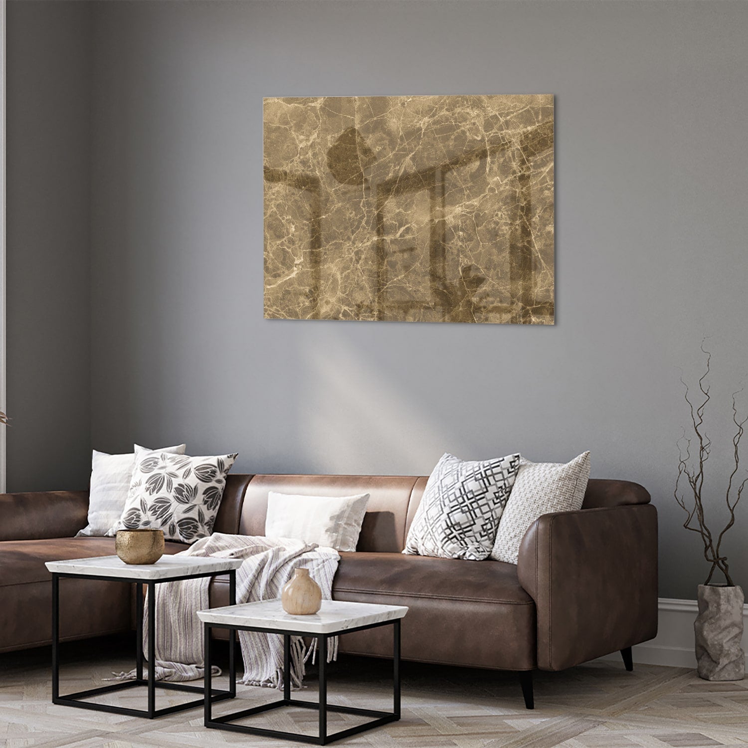 Goudkleurig glazen schilderij met marmer effect aan de muur