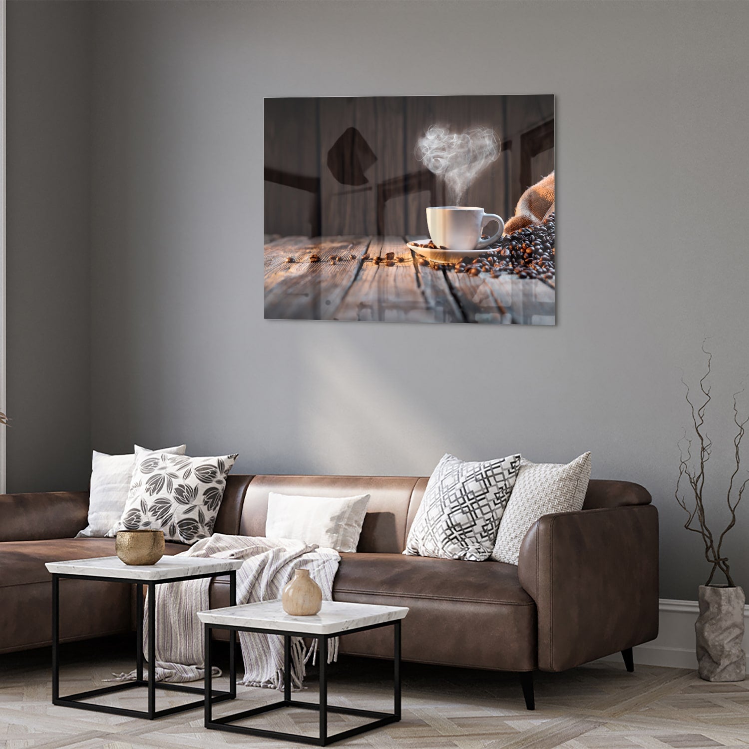 Glazen schilderij met een dampende kop koffie en koffiebonen op een houten tafel.
