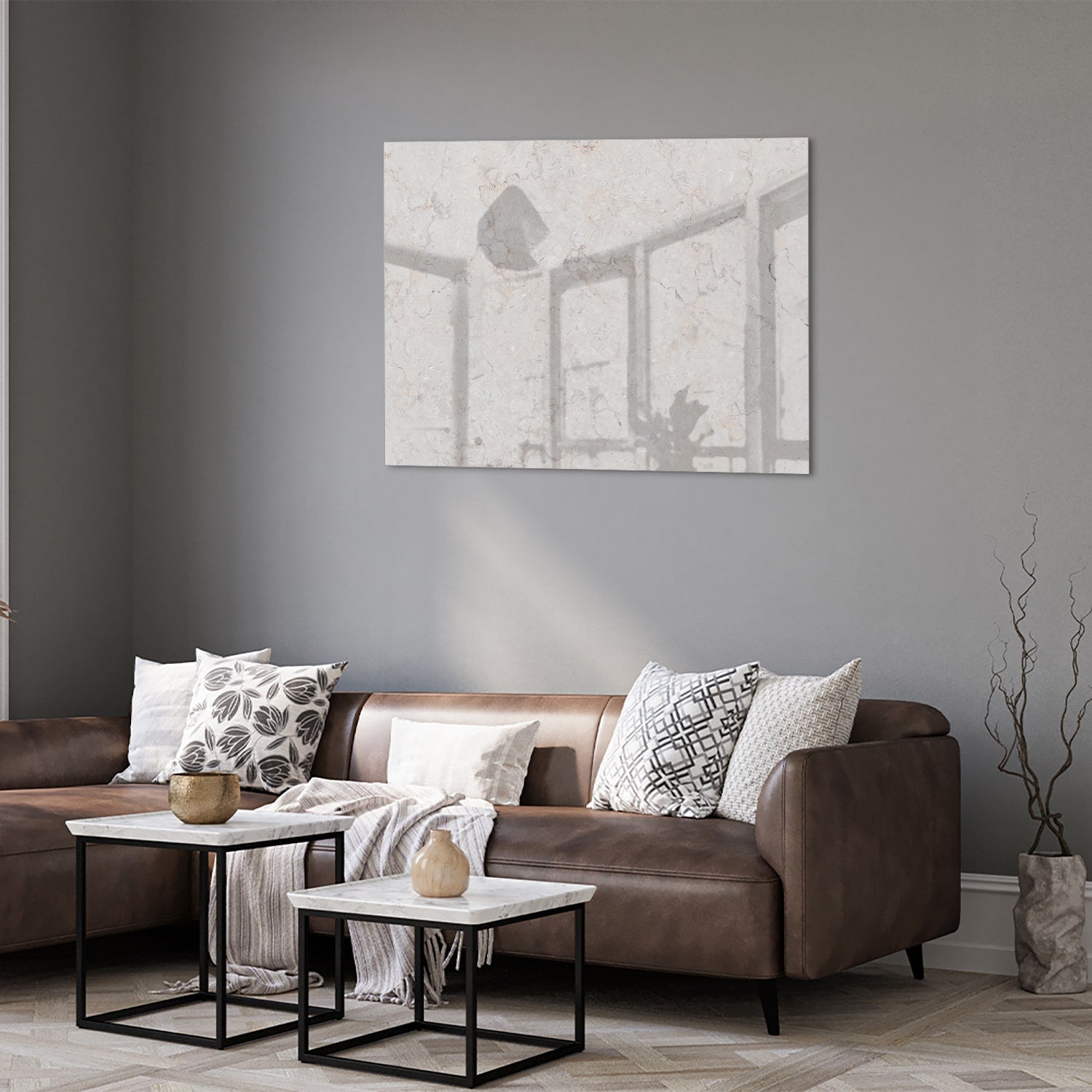 Abstract glazen schilderij met lichte marmerlook aan de muur in een modern interieur