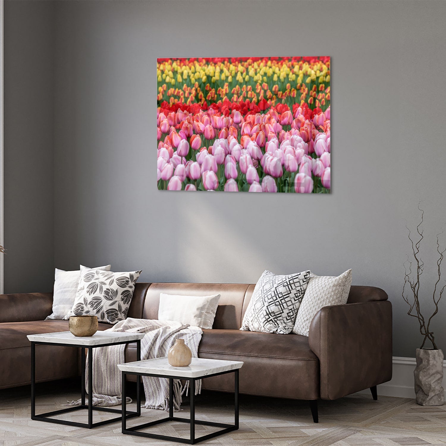 Glazen schilderij van kleurrijke tulpen in een tuin setting.