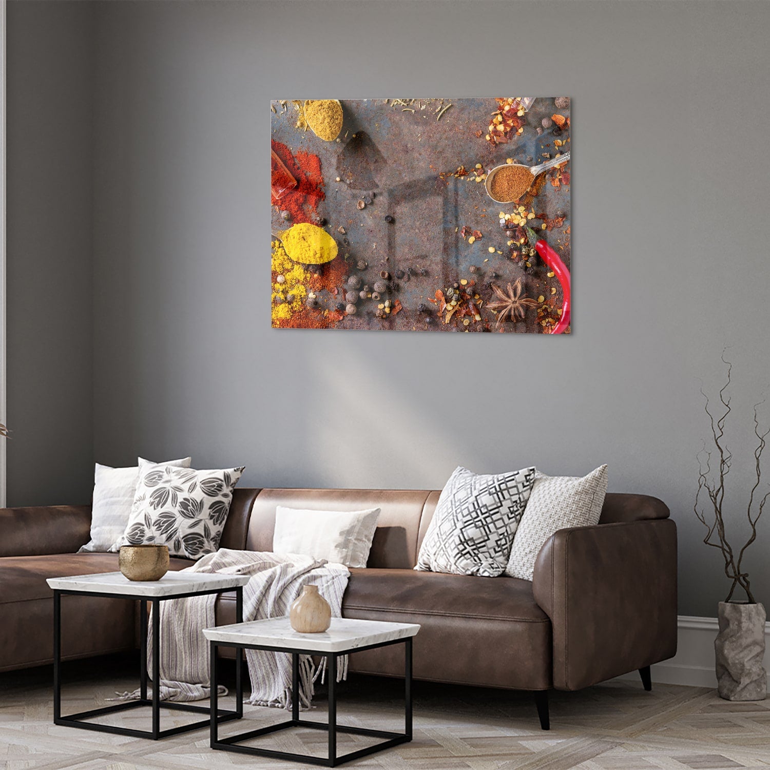 Een kleurrijk glazen schilderij met specerijen en kruiden, perfect voor keukeninrichting.