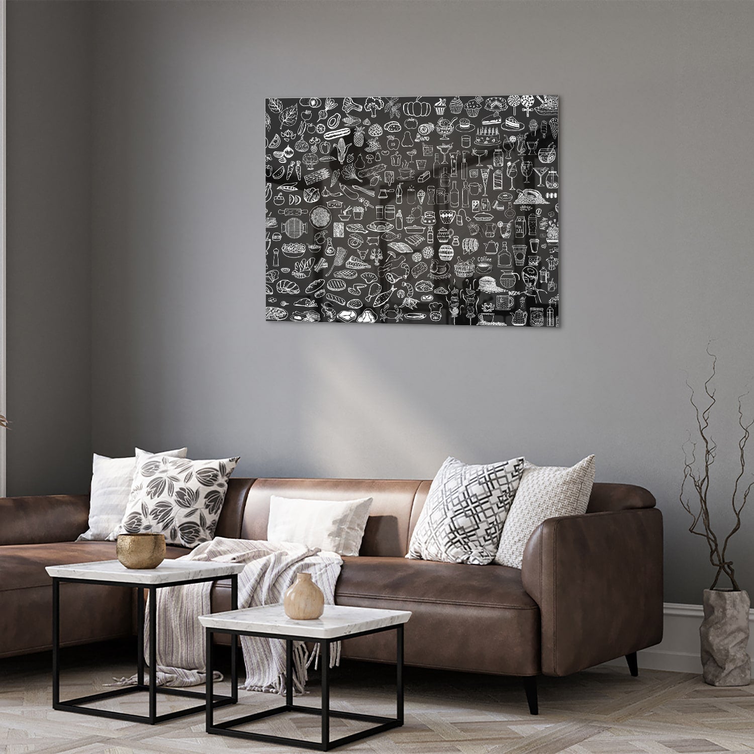 Glazen schilderij met zwart-witte illustraties aan een muur