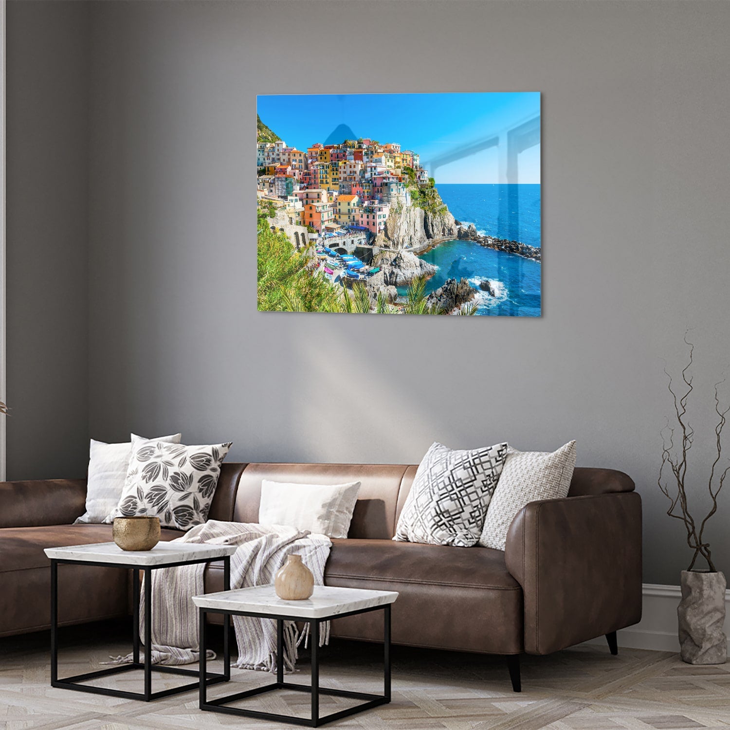 Glazen schilderij van een kleurrijke kustlijn met huizen aan de zee