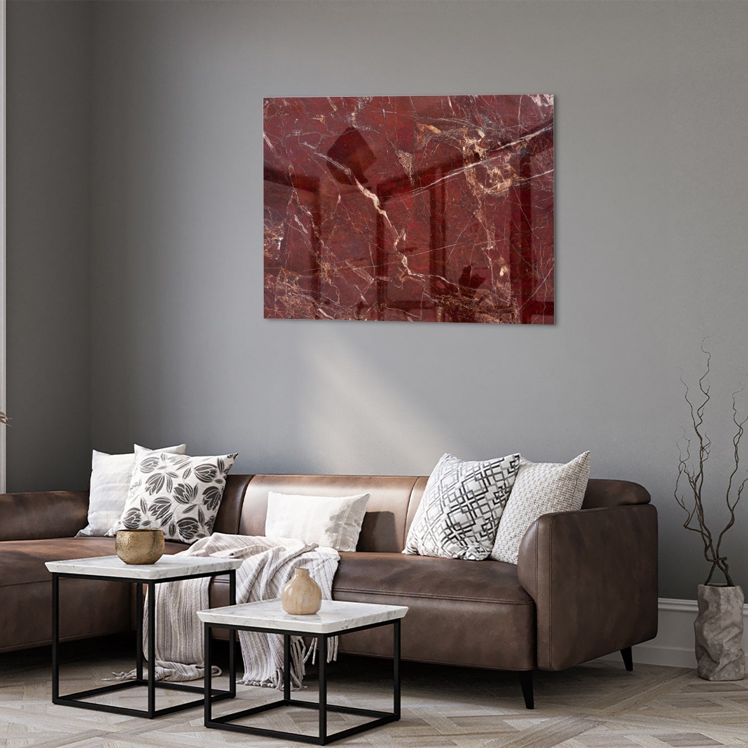 Rood glazen schilderij met marmerlook aan de muur boven een houten kast