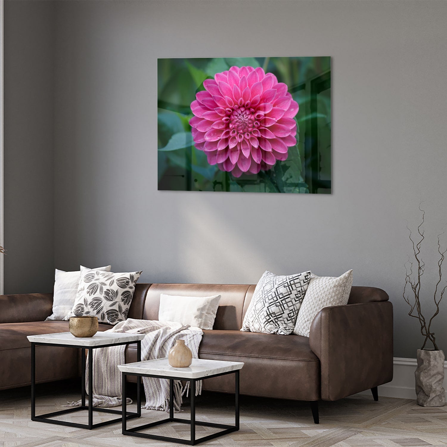 Glazen schilderij met een grote roze bloem, perfect voor wanddecoratie.