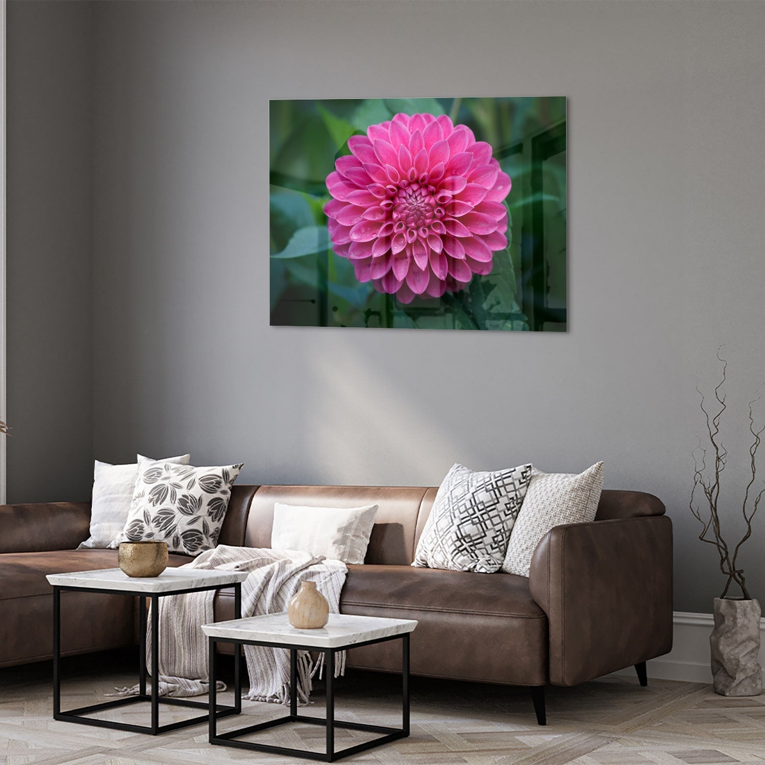 Glazen schilderij met een grote roze bloem, perfect voor wanddecoratie.