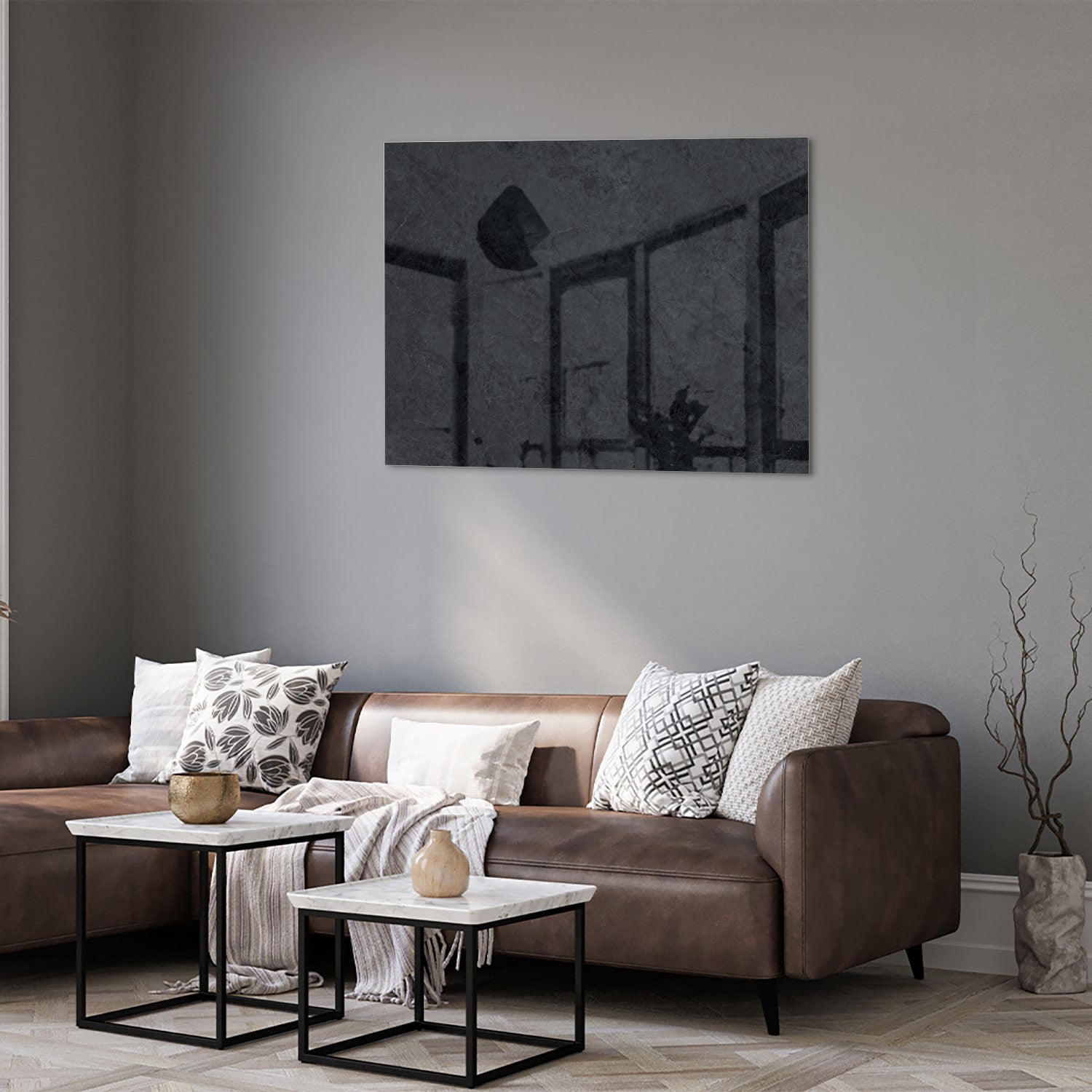 Minimalistisch glazen schilderij aan de muur in een moderne woonkamer.