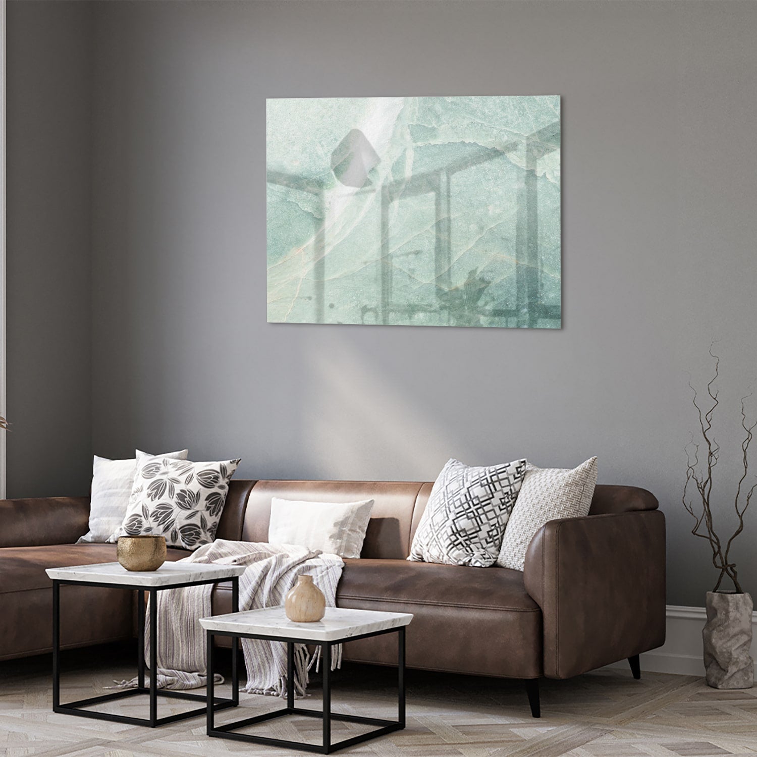 Abstract groen glazen schilderij aan de muur boven een houten meubel.