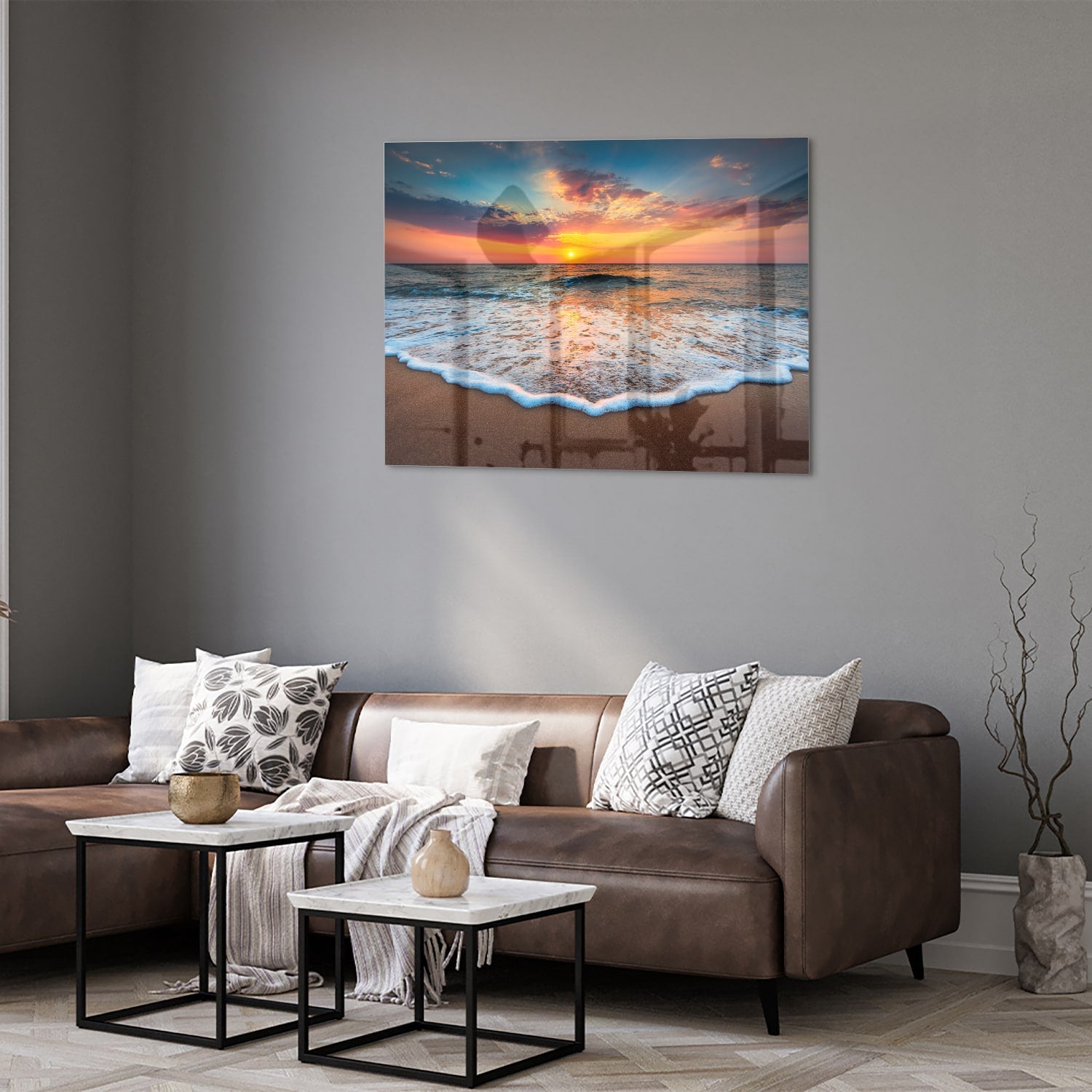 Glazen schilderij van een zonsondergang boven de zee met een warme kleurenpalet.