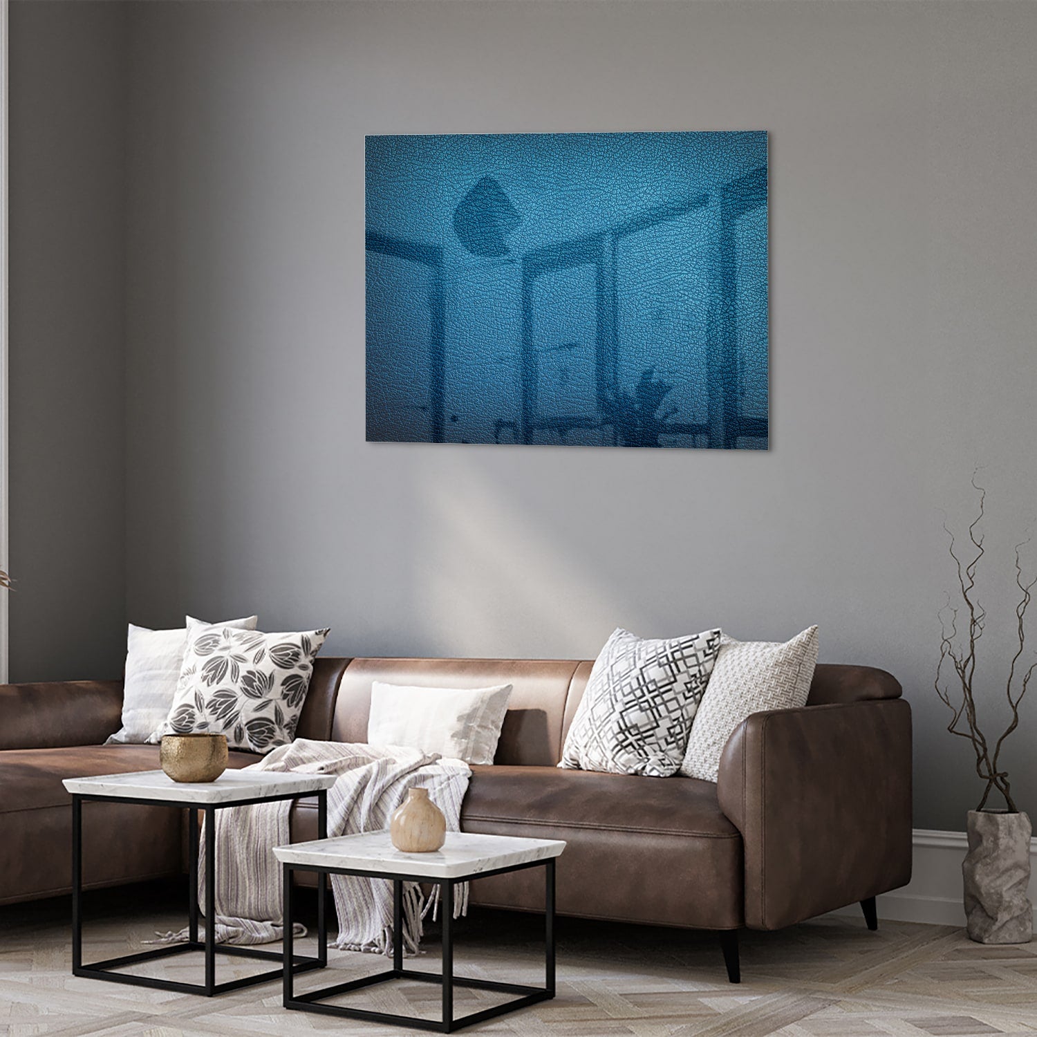 Blauw glazen schilderij met reflecties aan de muur in een moderne woonkamer.