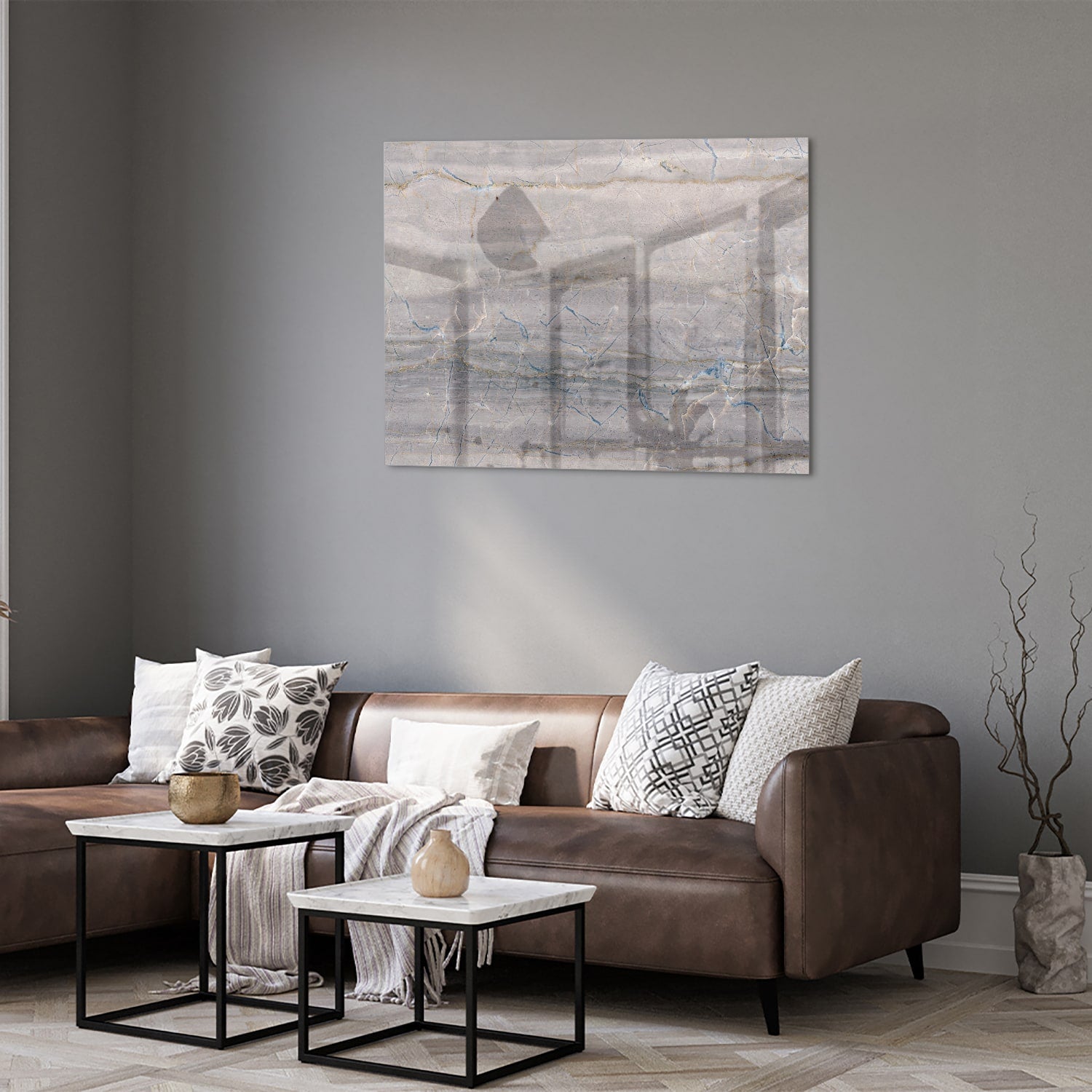 Glazen schilderij in aardetinten hangt aan de muur in een moderne woonkamer.