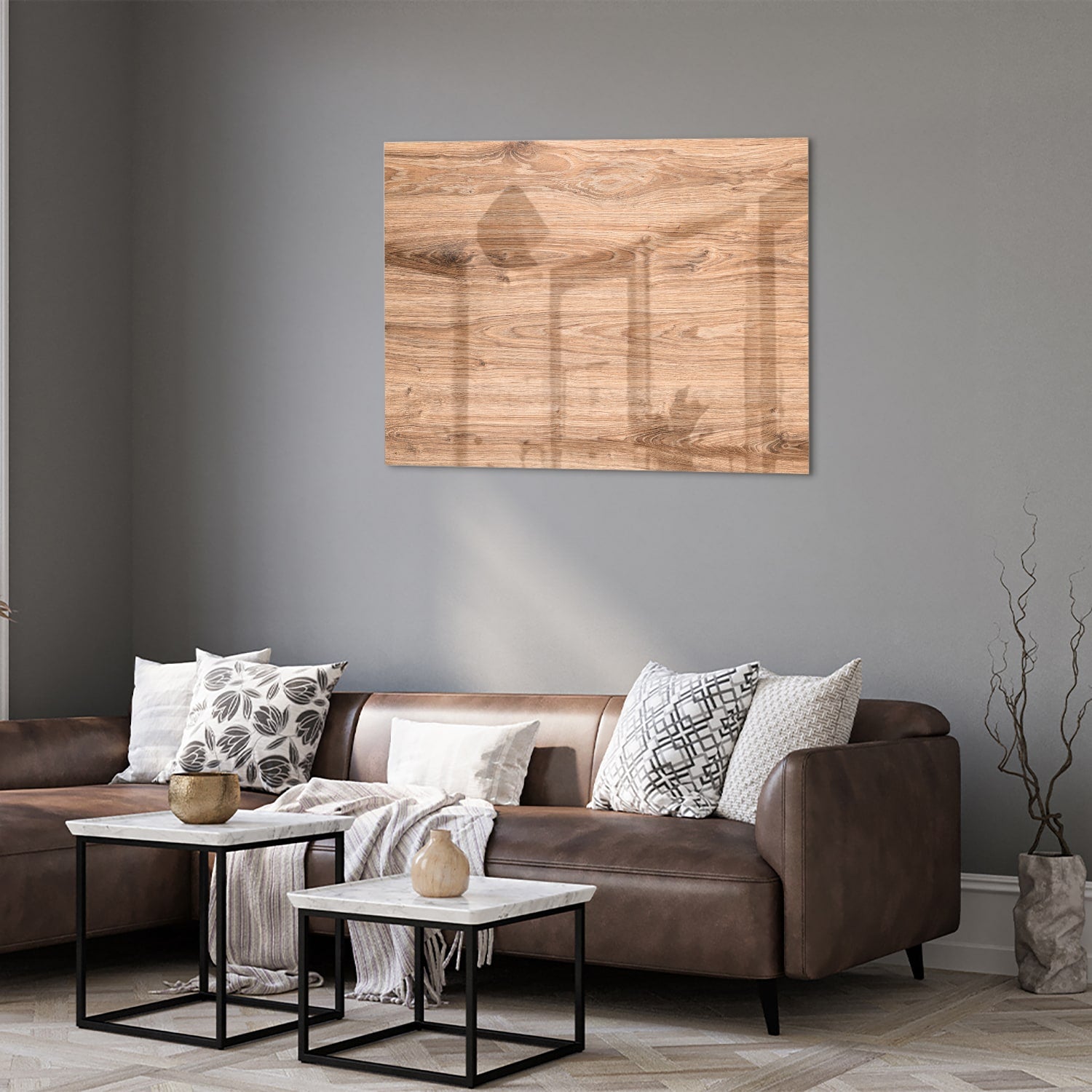Glazen schilderij met een natuurlijke houtlook boven een moderne kast
