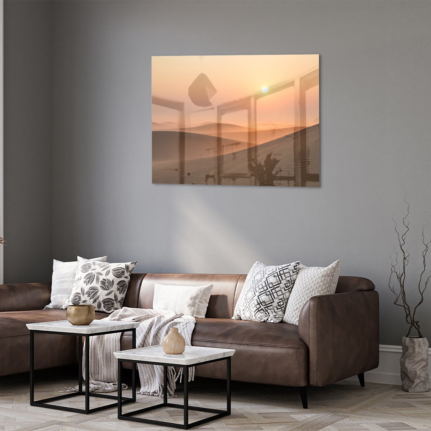 Glazen schilderij van een zonsondergang met warme kleuren in een modern interieur.