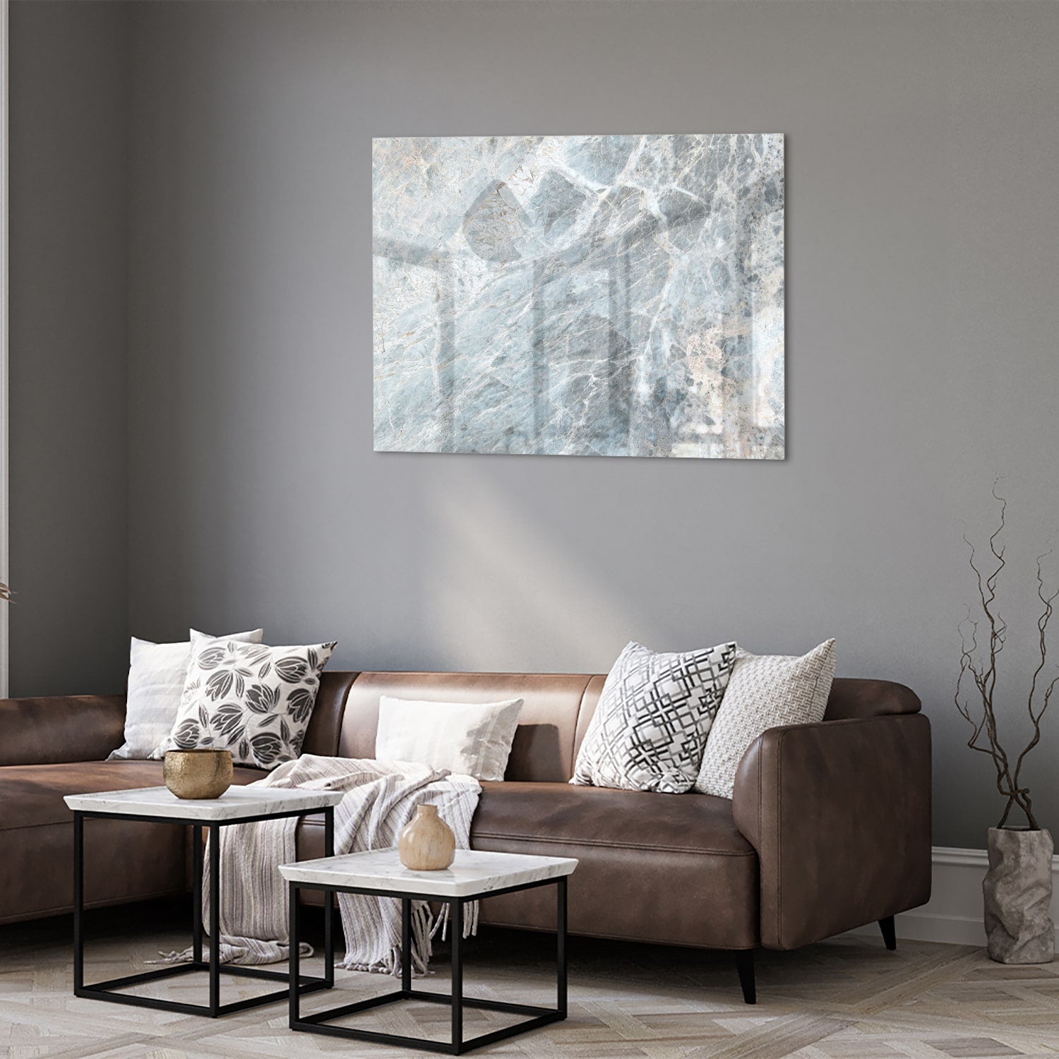 Uniek glazen schilderij met marmerlook in blauwtinten aan de muur