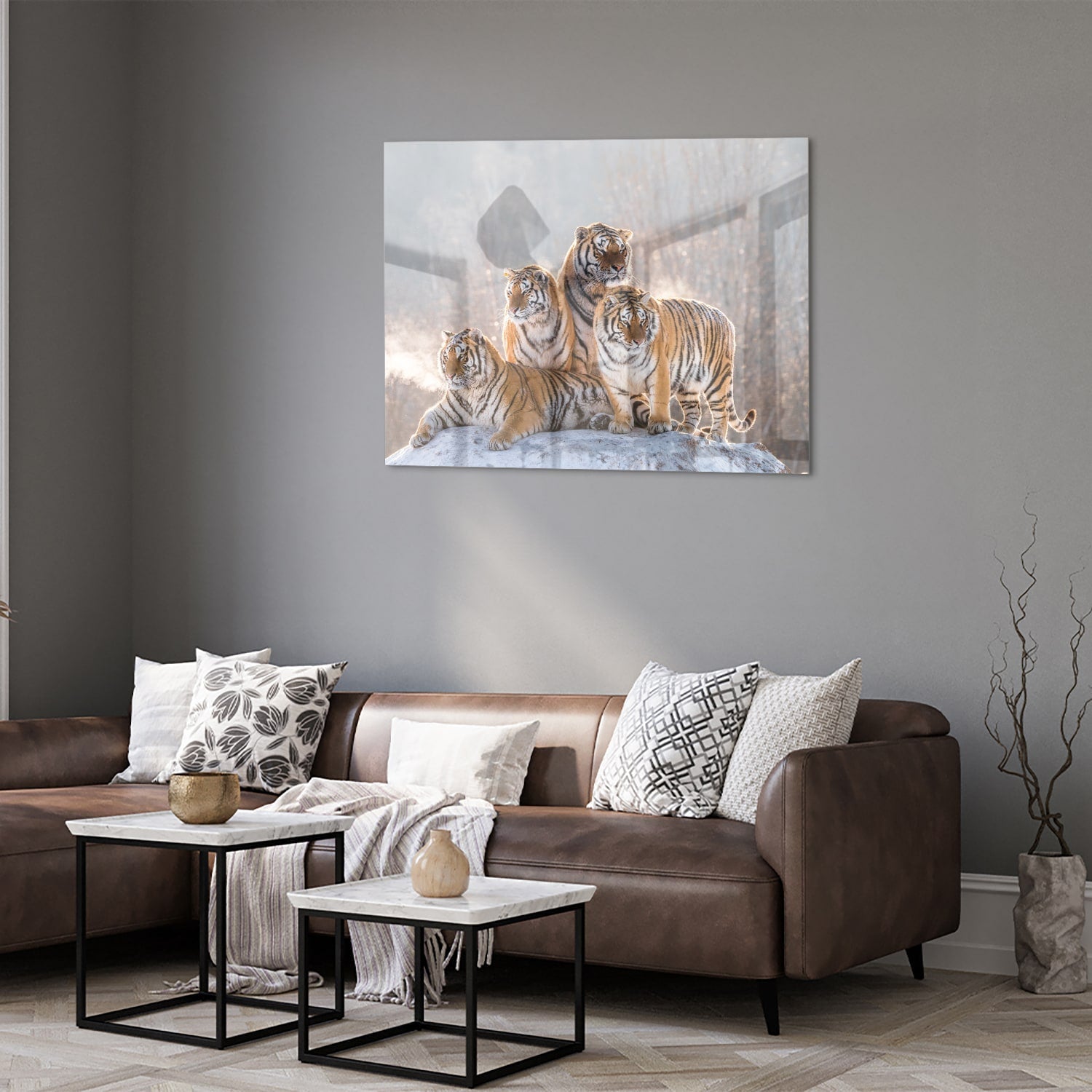 Glazen schilderij met drie tijgers in een moderne woonkamer.