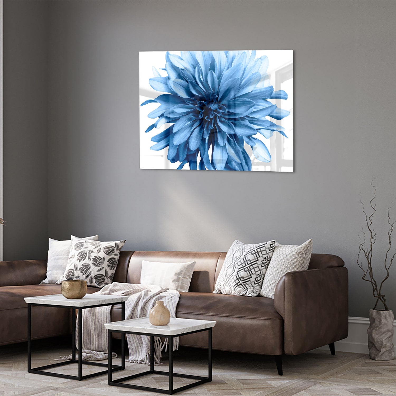Glazen schilderij van een blauwe bloem in een moderne woonkamer