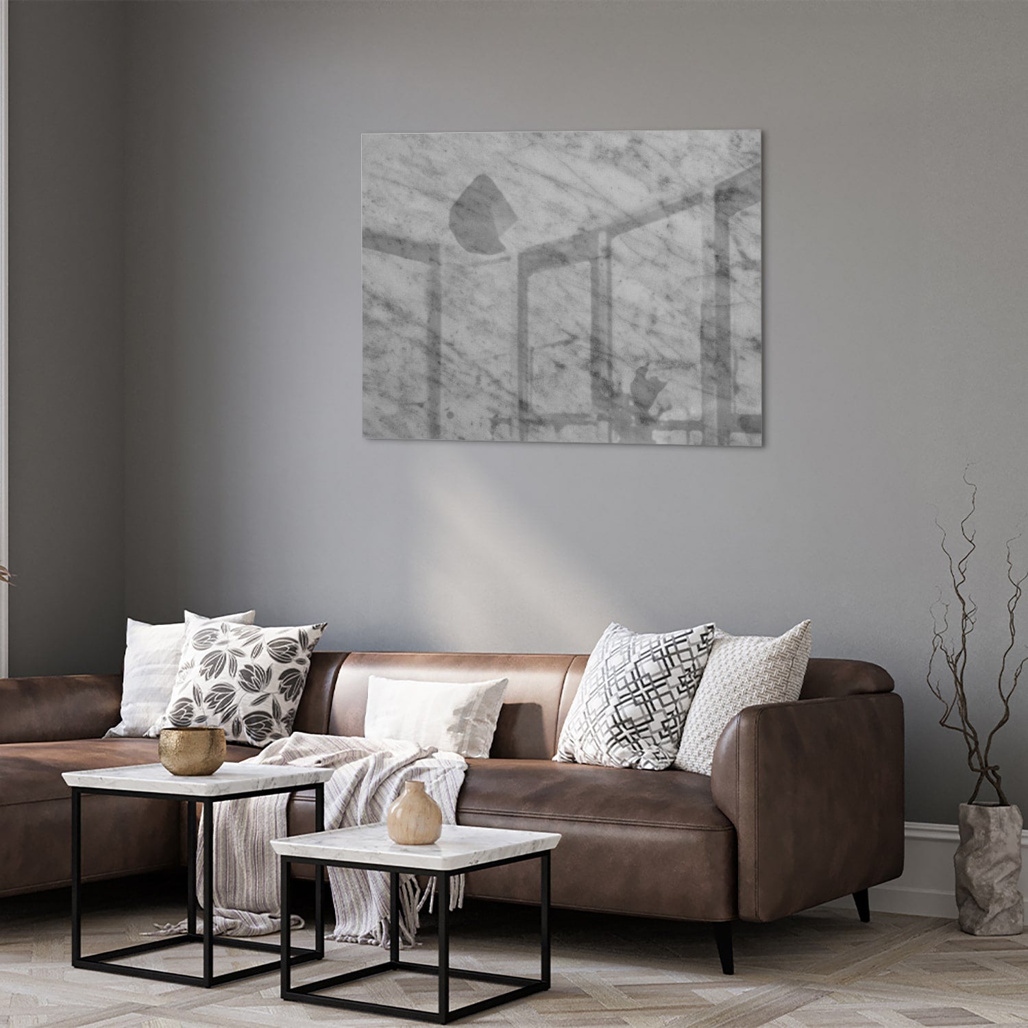 Glazen schilderij met marmerlook in een stijlvolle woonkamer met een houten meubel.