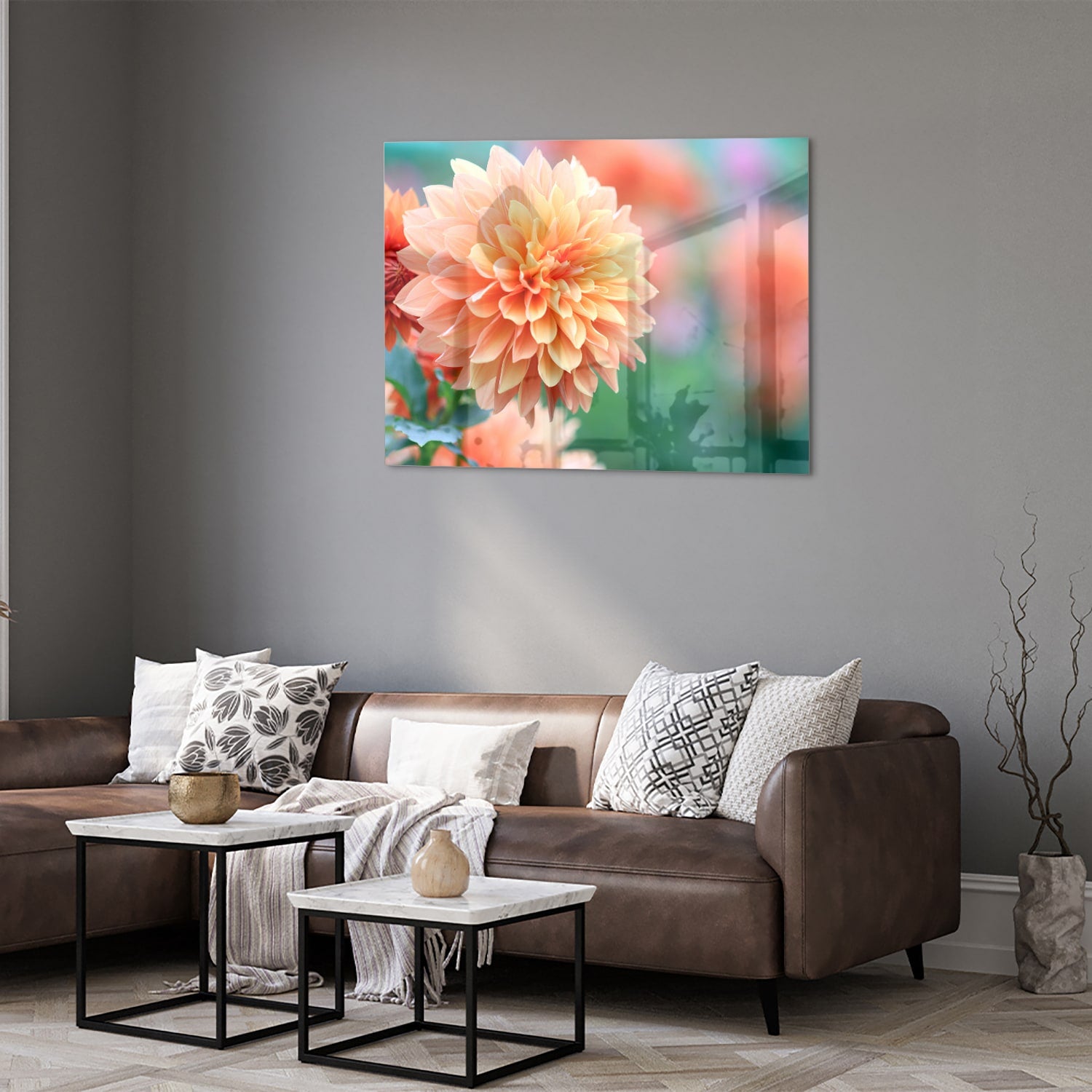 Glazen schilderij met een pastelroze dahlia in een modern interieur