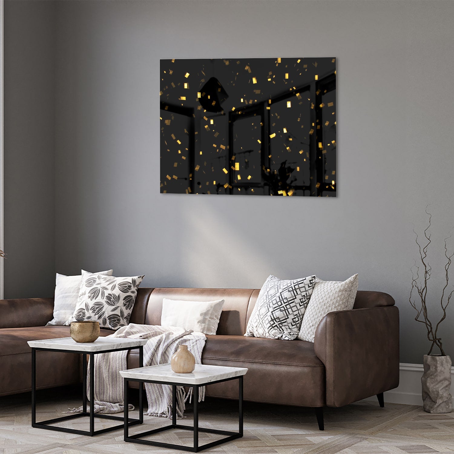 Zwart glazen schilderij met gouden confetti aan de muur in een stijlvolle woonkamer