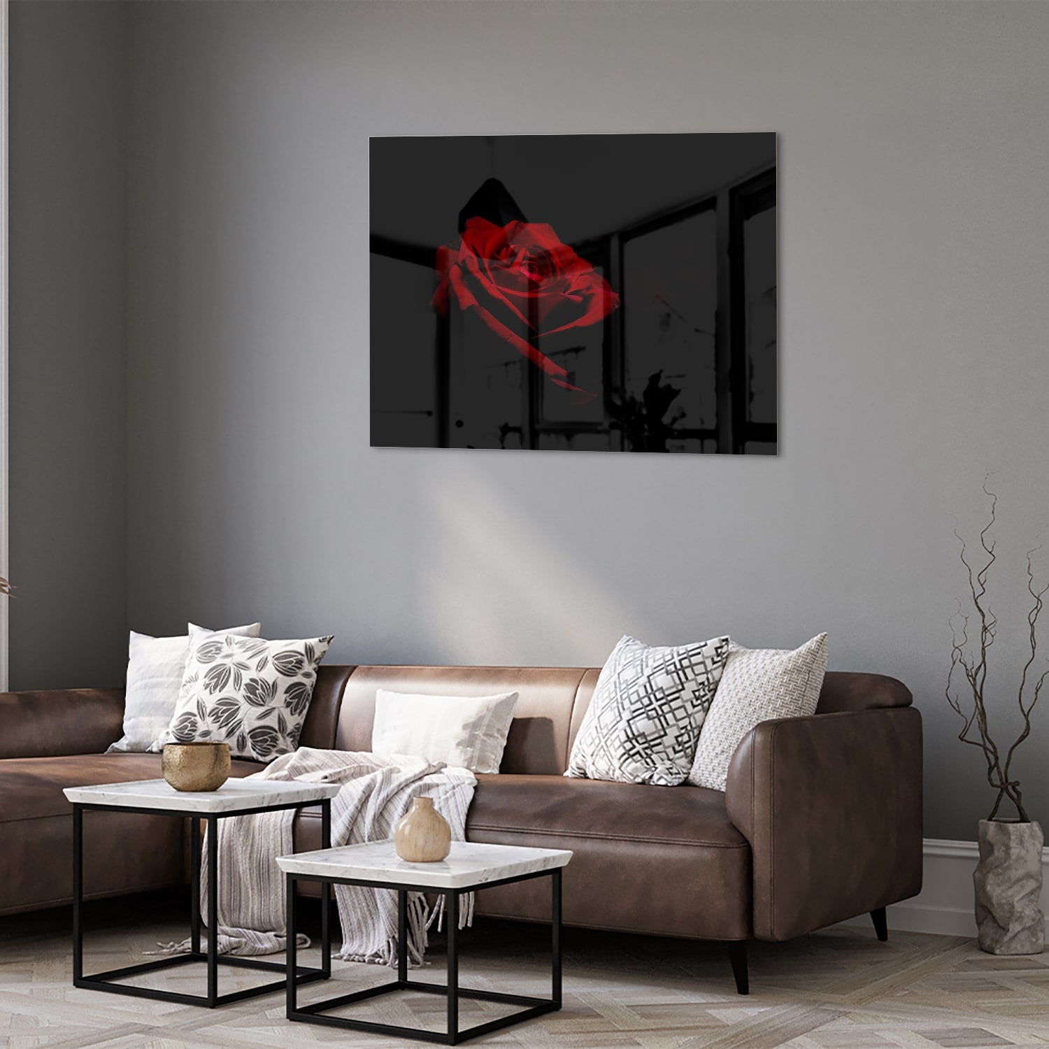 Glazen schilderij met rode roos op een zwarte achtergrond, elegant en modern.