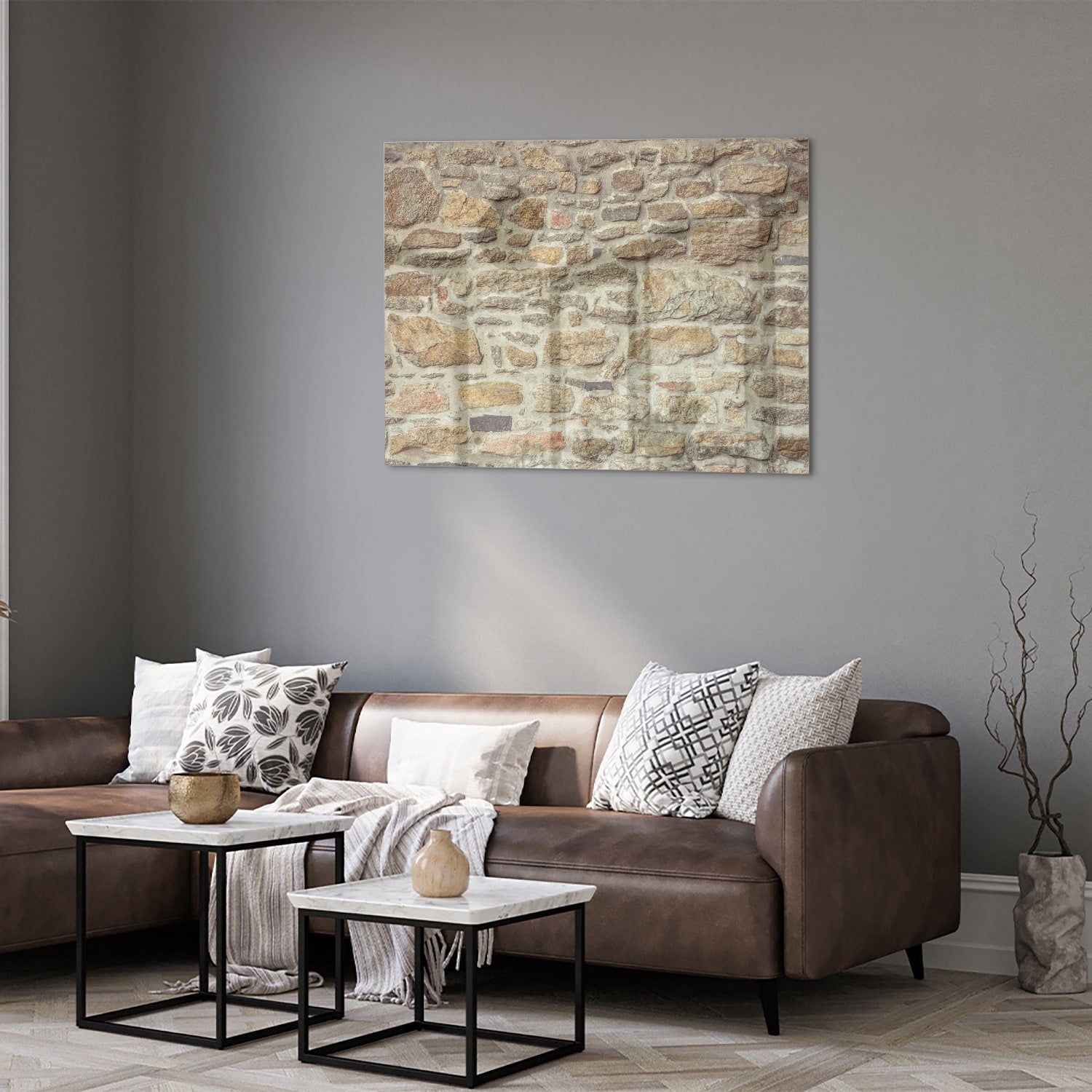 Glazen schilderij van een rustieke stenen muur in een lichte woonkamer.