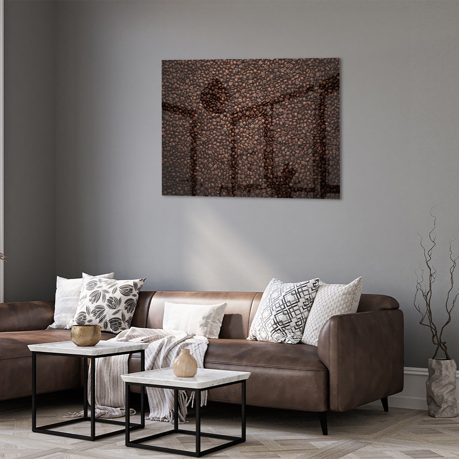 Glazen schilderij met abstracte patronen in warme kleuren aan de muur.
