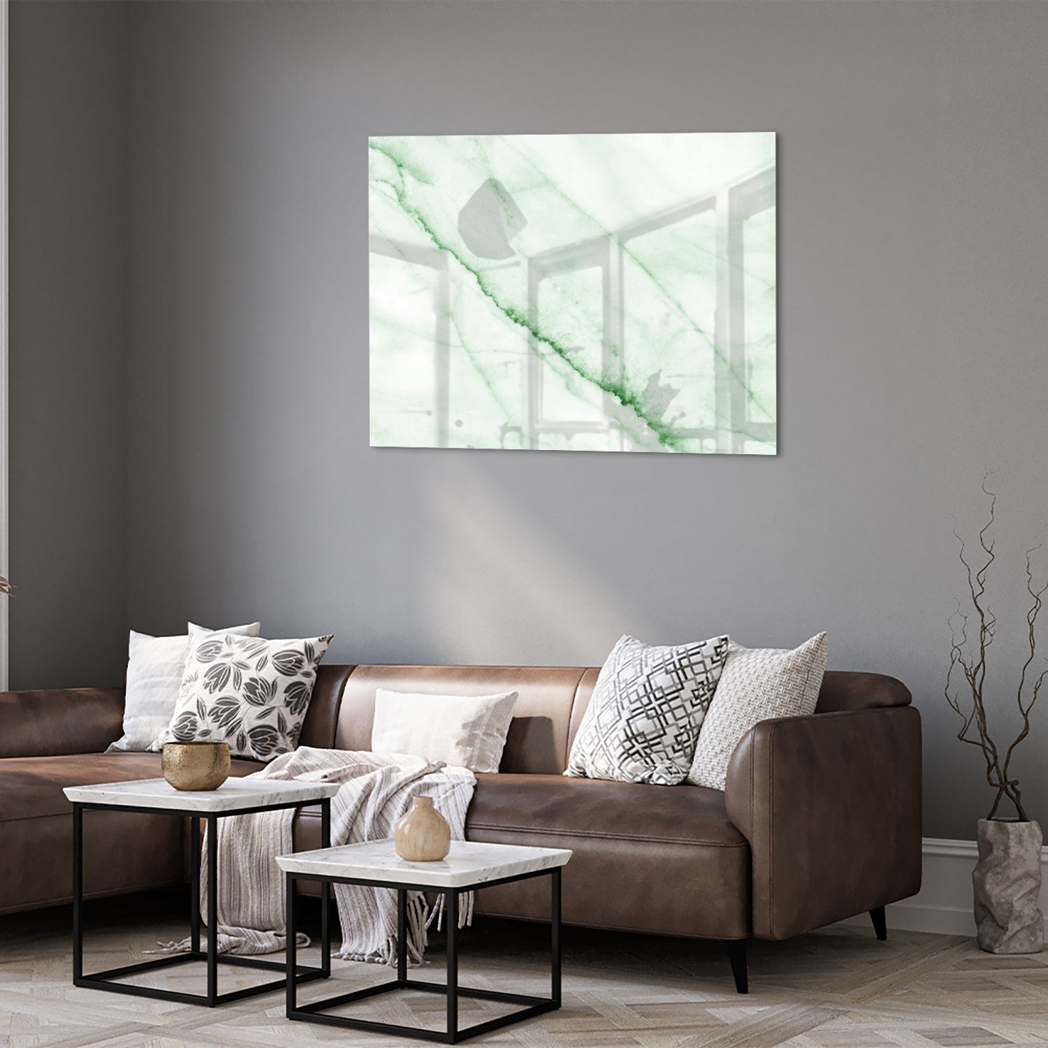 Glazen schilderij met een groene marmerlook aan de muur in een moderne woonkamer.