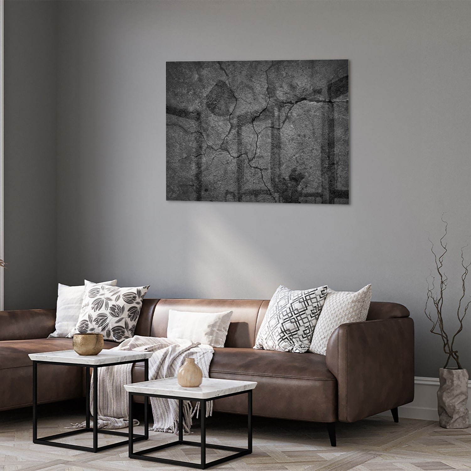 Abstract glas schilderij met een gebarsten textuur aan de muur in een moderne woonkamer.