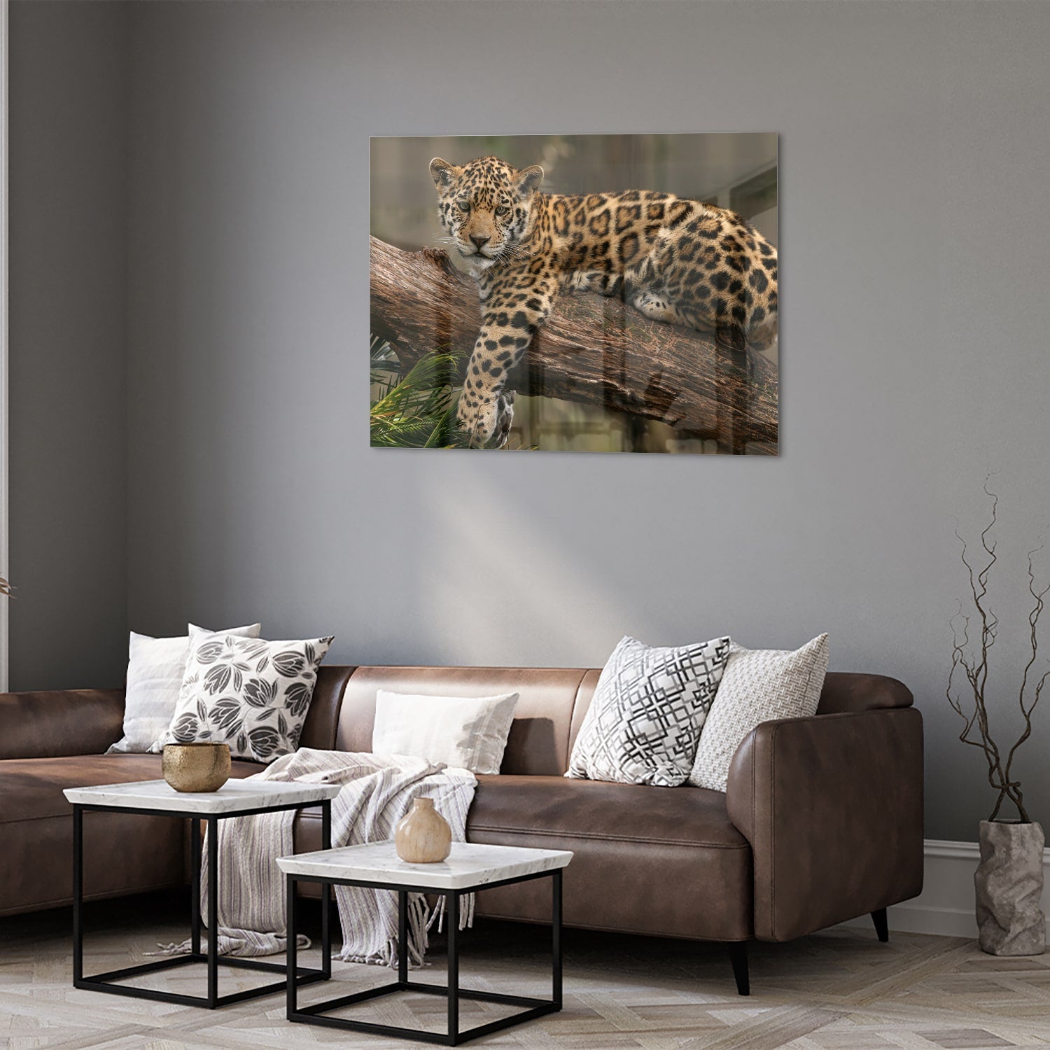 Glas schilderij van een jaguar die op een tak ligt, met een natuurlijke achtergrond.