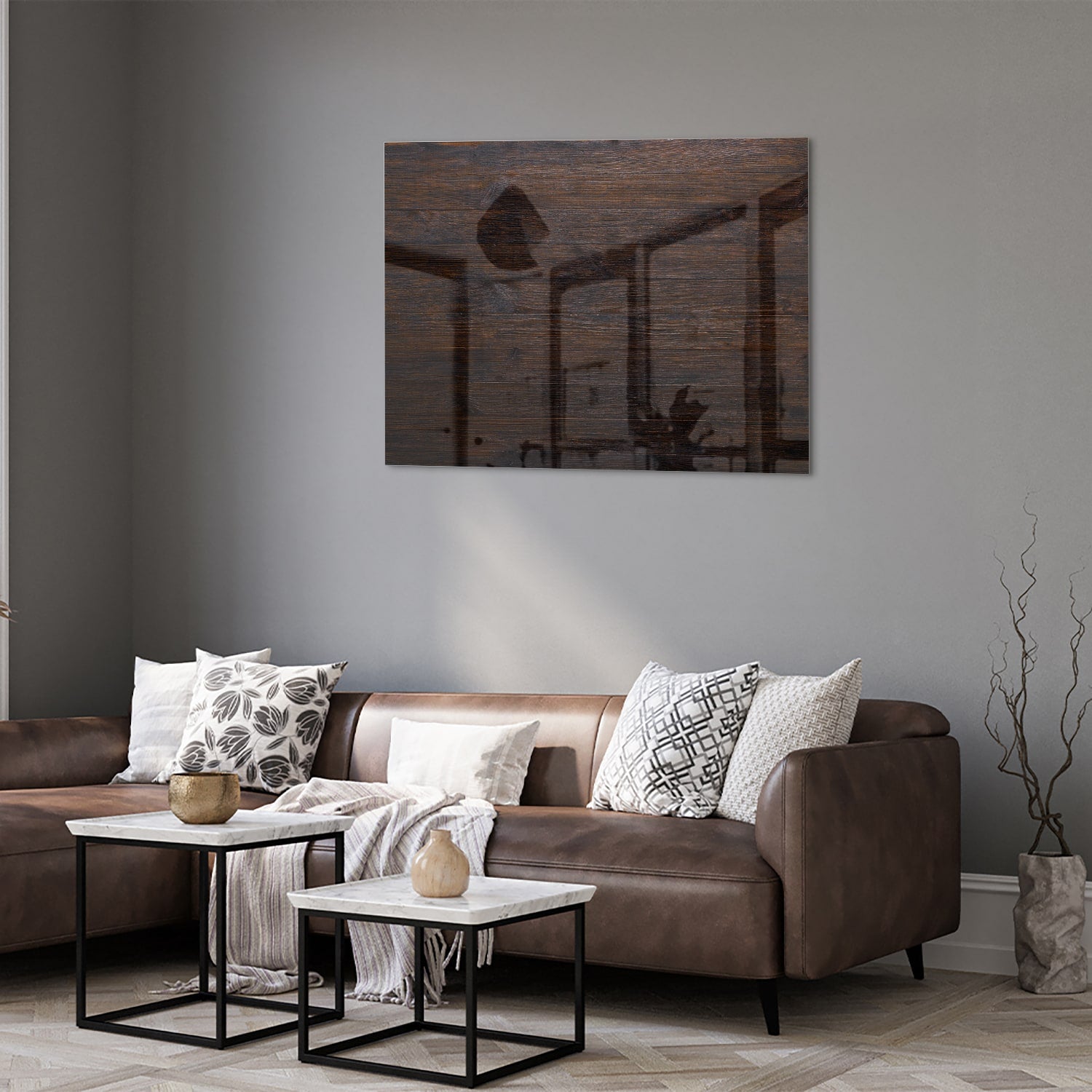 Stijlvol glazen schilderij in warme houttinten aan de muur
