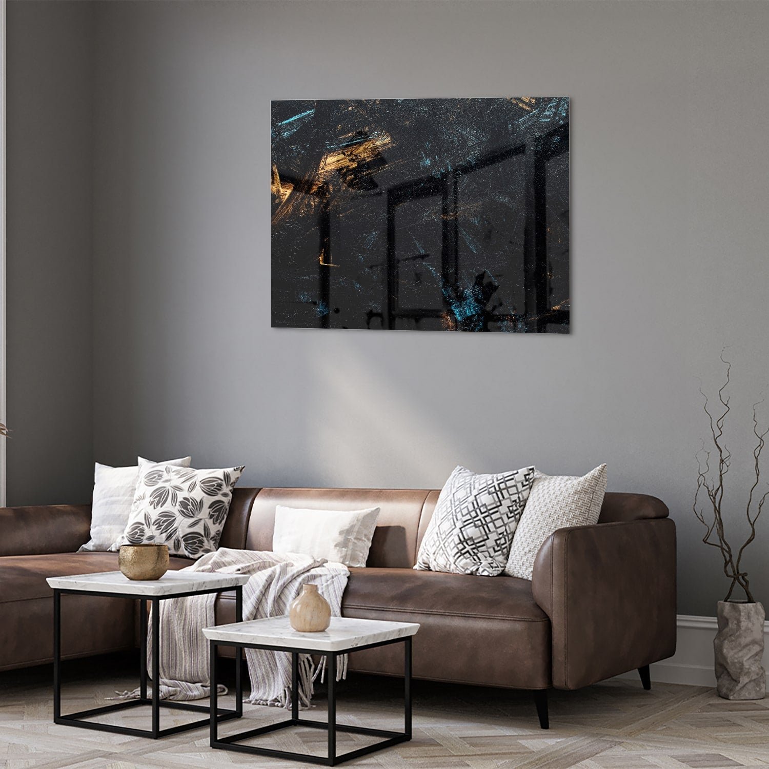 Abstract glazen schilderij met gouden en zwarte accenten aan de muur.