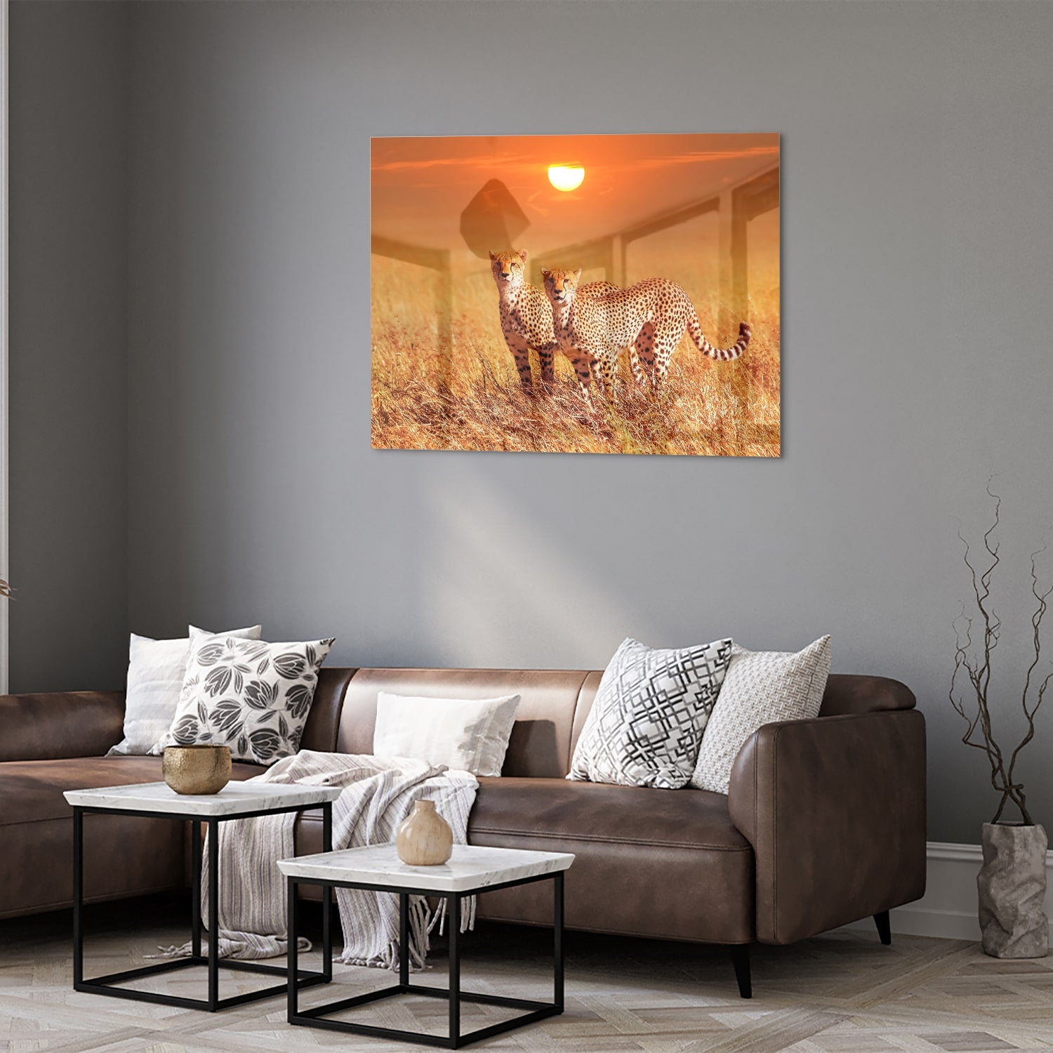 Glazen schilderij van twee cheeta's in een gouden savanne bij zonsondergang.