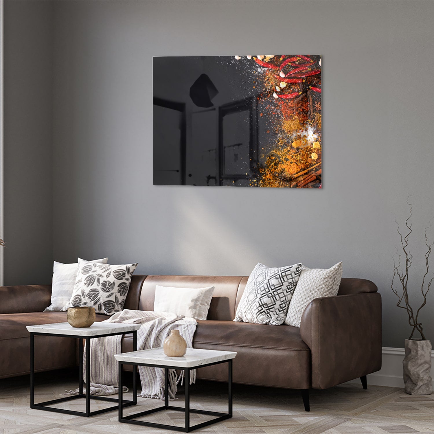 Abstract glazen schilderij met warme kleuren hangt aan de muur