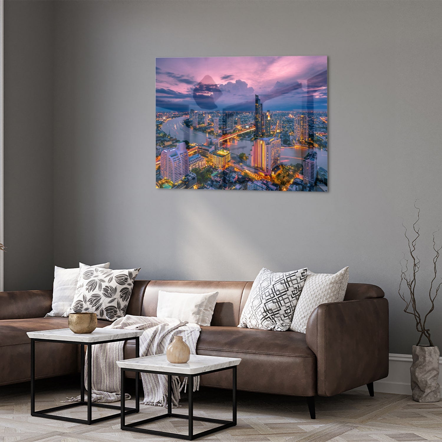 Glazen schilderij van een stad met avondlicht, perfect voor in huis.