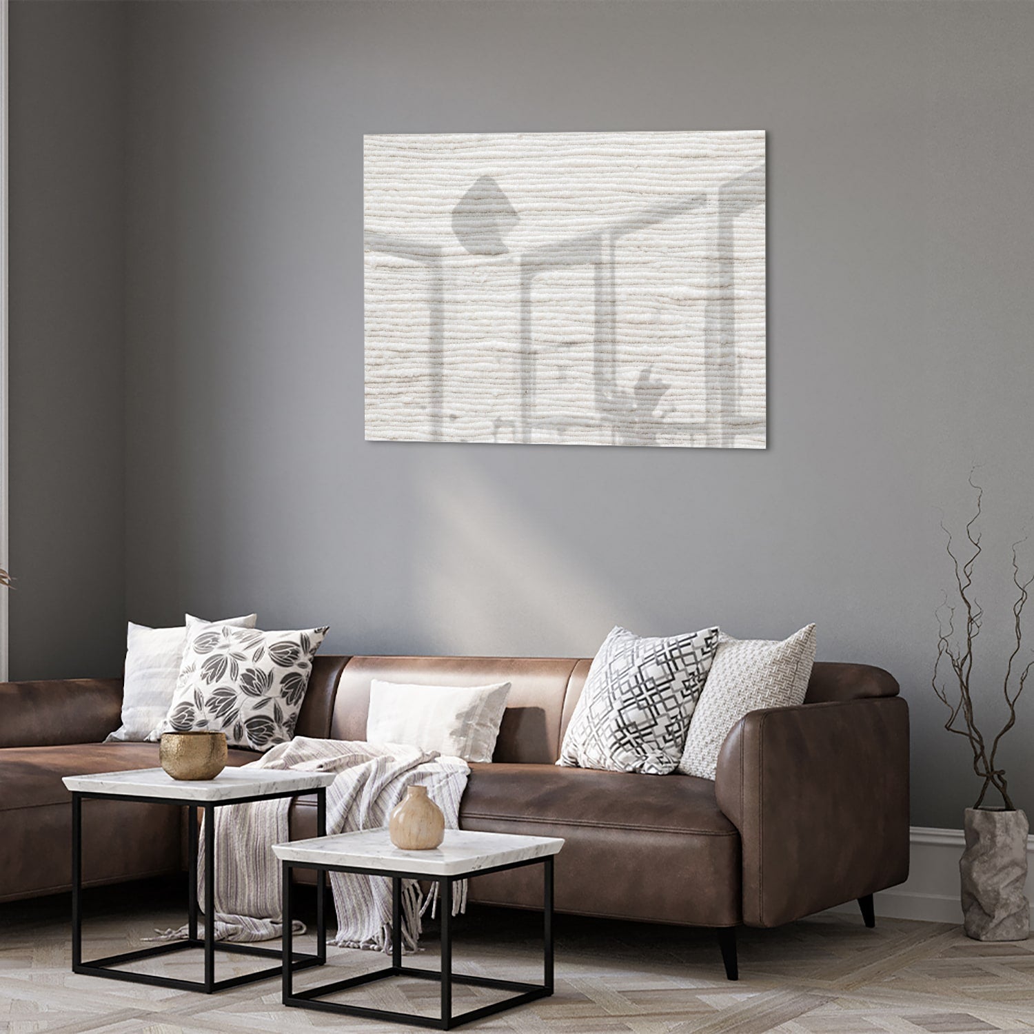 Glazen schilderij met natuurlijke lijnen in een stijlvolle woonkamer.