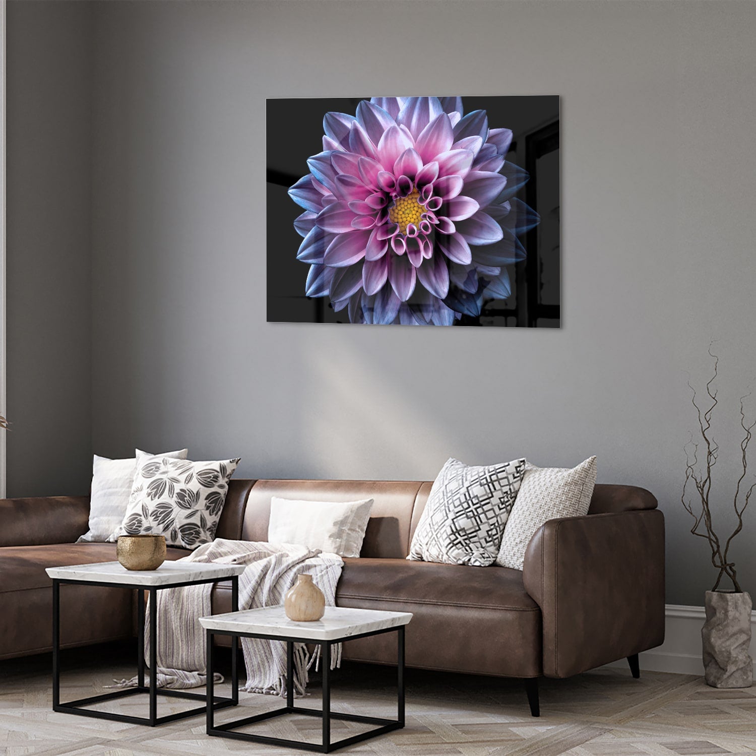 Glazen schilderij van een roze bloem aan de muur in een stijlvolle woonkamer.