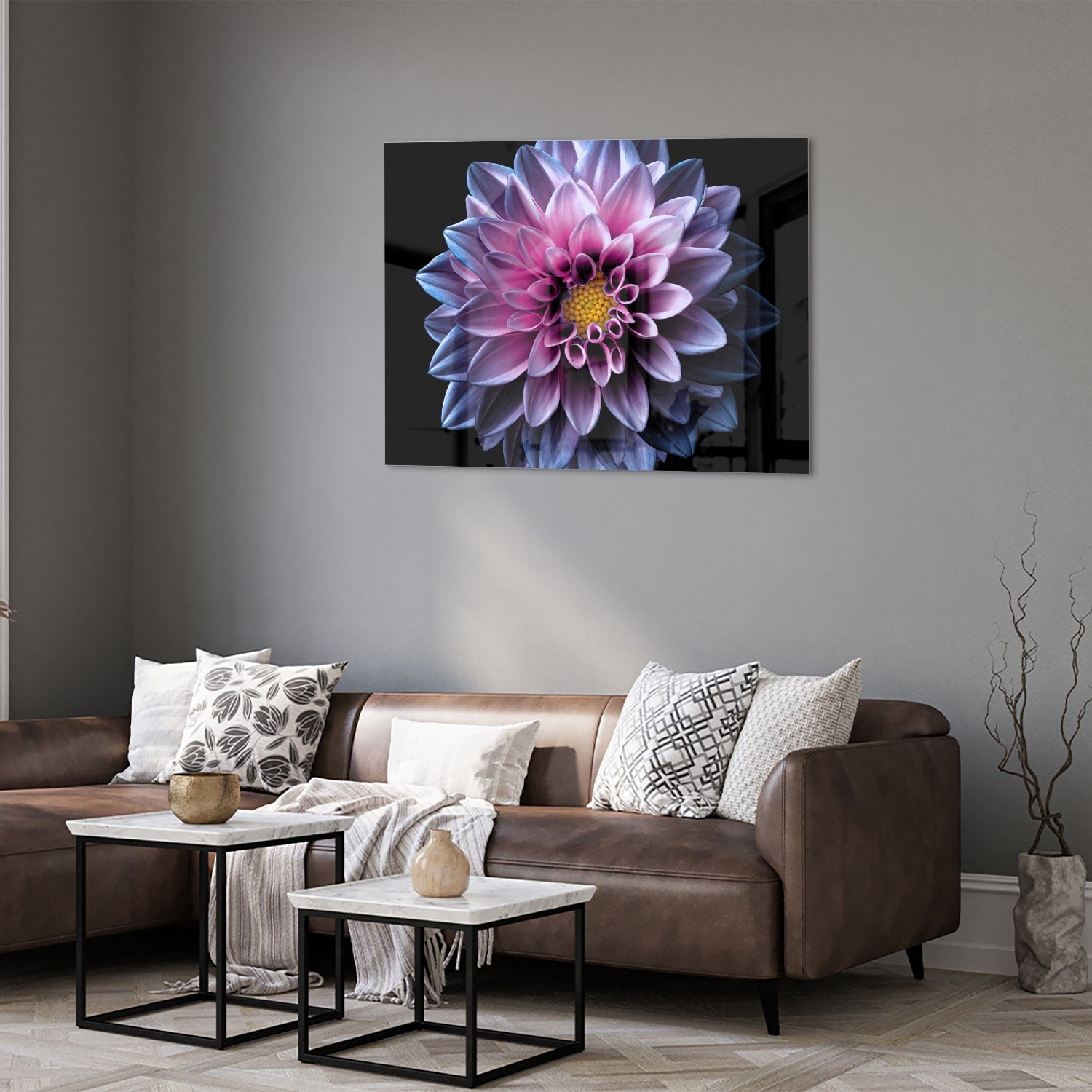 Glazen schilderij van een roze bloem aan de muur in een stijlvolle woonkamer.