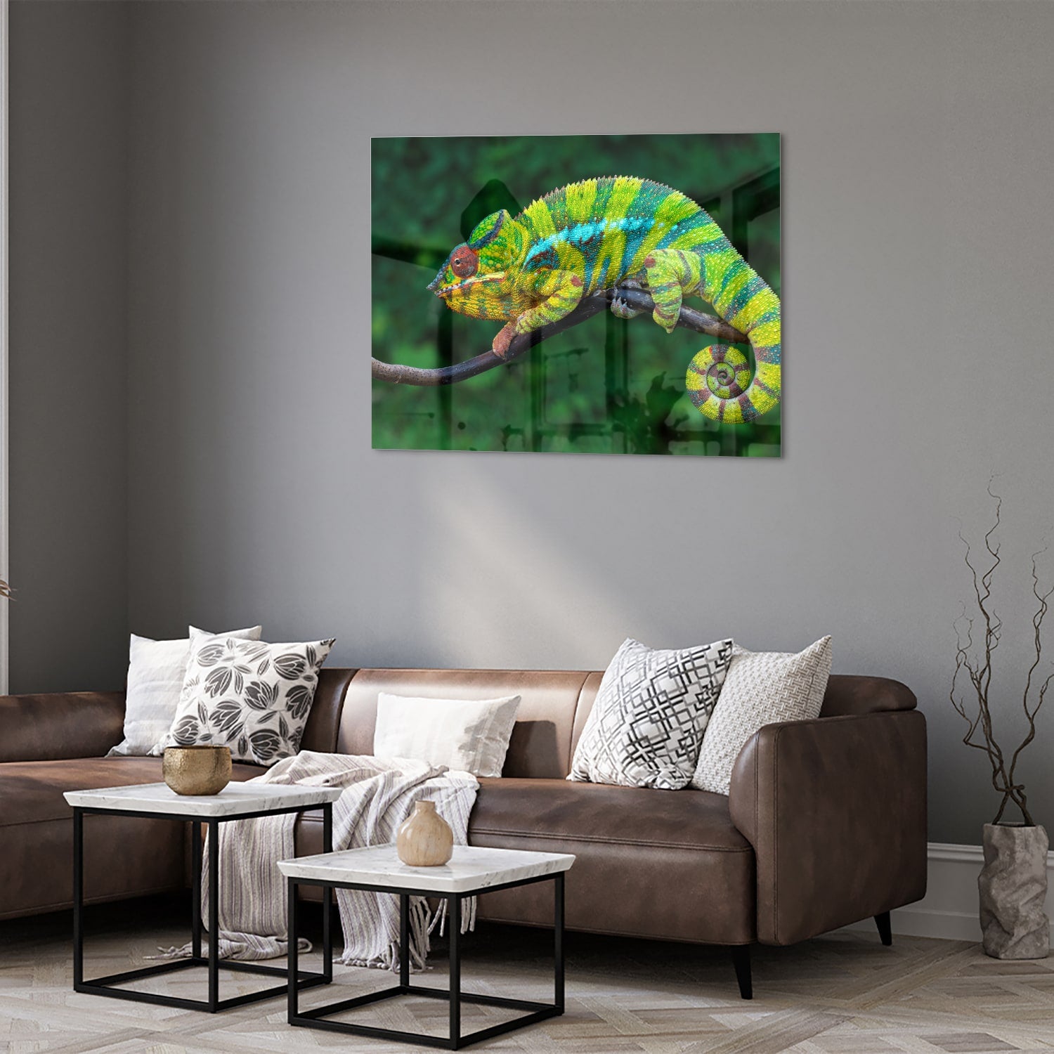 Glas schilderij van een kleurrijke kameleon op een tak met groene achtergrond.