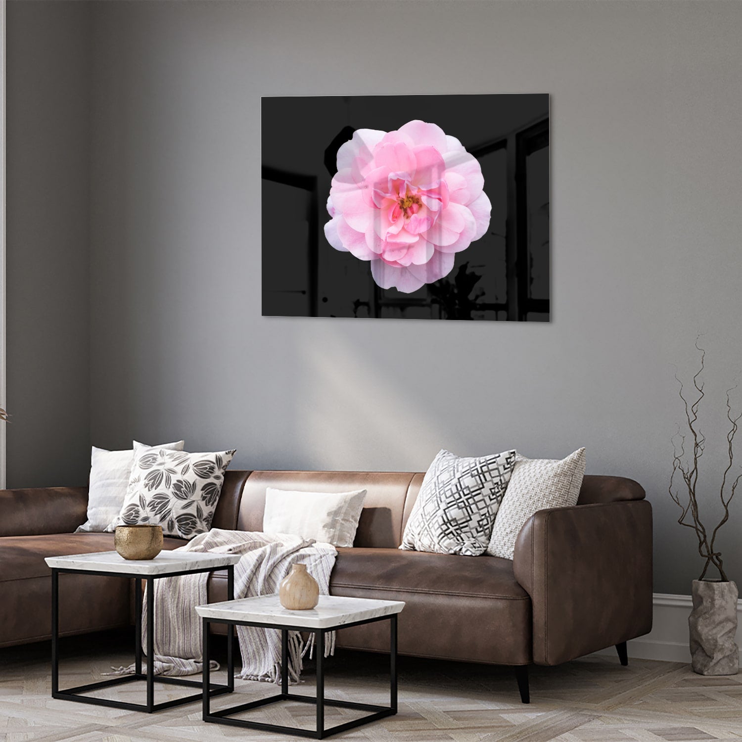 Glazen schilderij van een roze bloem op zwart glas, geschikt voor moderne interieurs.