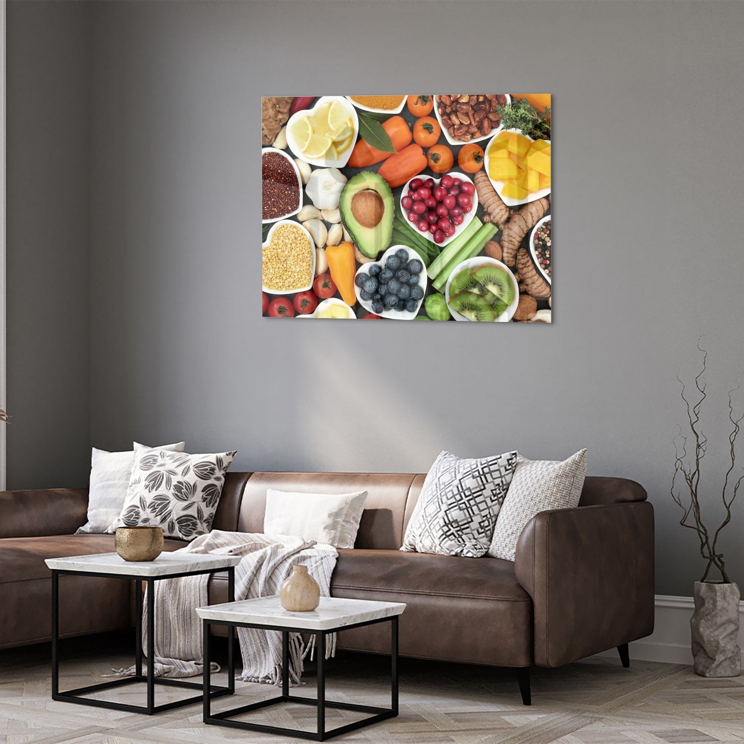 Glazen schilderij met een kleurrijke schikking van fruit en noten.