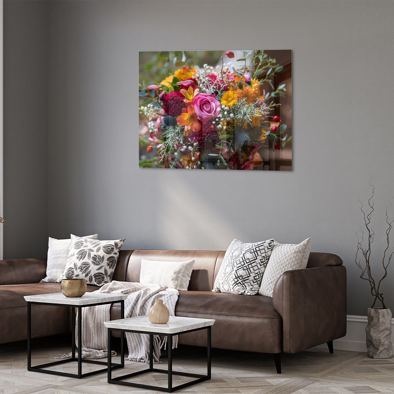 Glazen schilderij met een kleurrijk boeket bloemen aan de muur