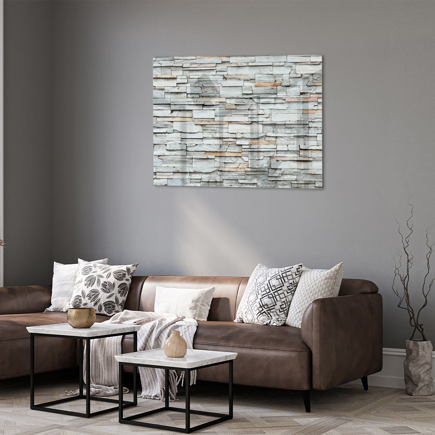 Moderne glazen schilderij met grijze textuur hangt aan de muur.
