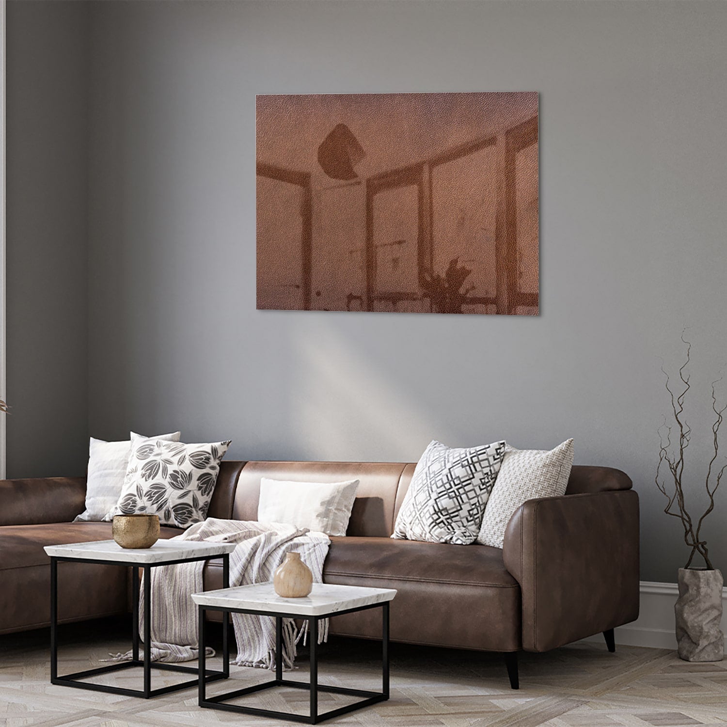 Glazen schilderij in aardetinten, op een witte muur boven een houten meubel.