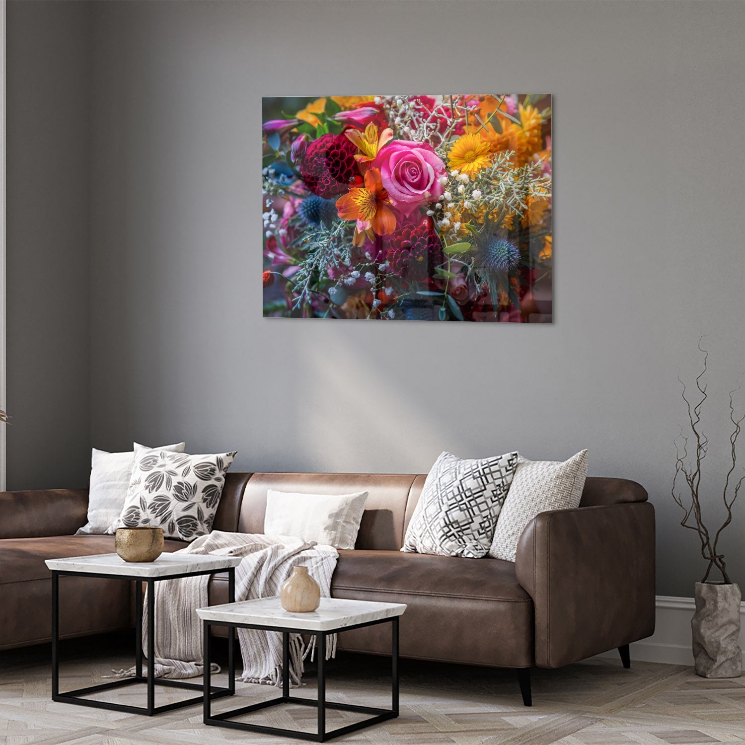 Glazen schilderij met een kleurrijke bloemenmix, inclusief rozen en andere bloemen.