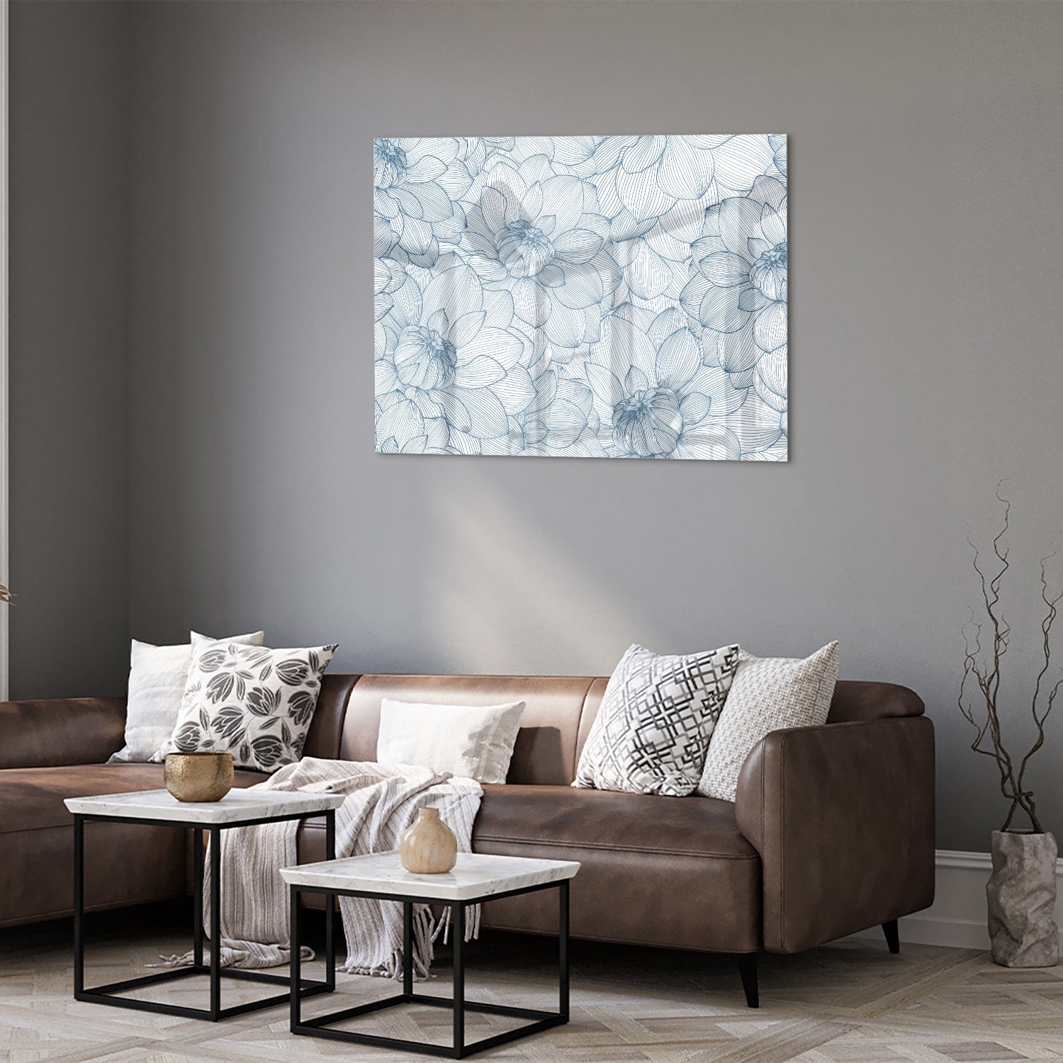 Glazen schilderij met bloemenpatroon in zachte blauwe kleuren, staat boven een houten kast.