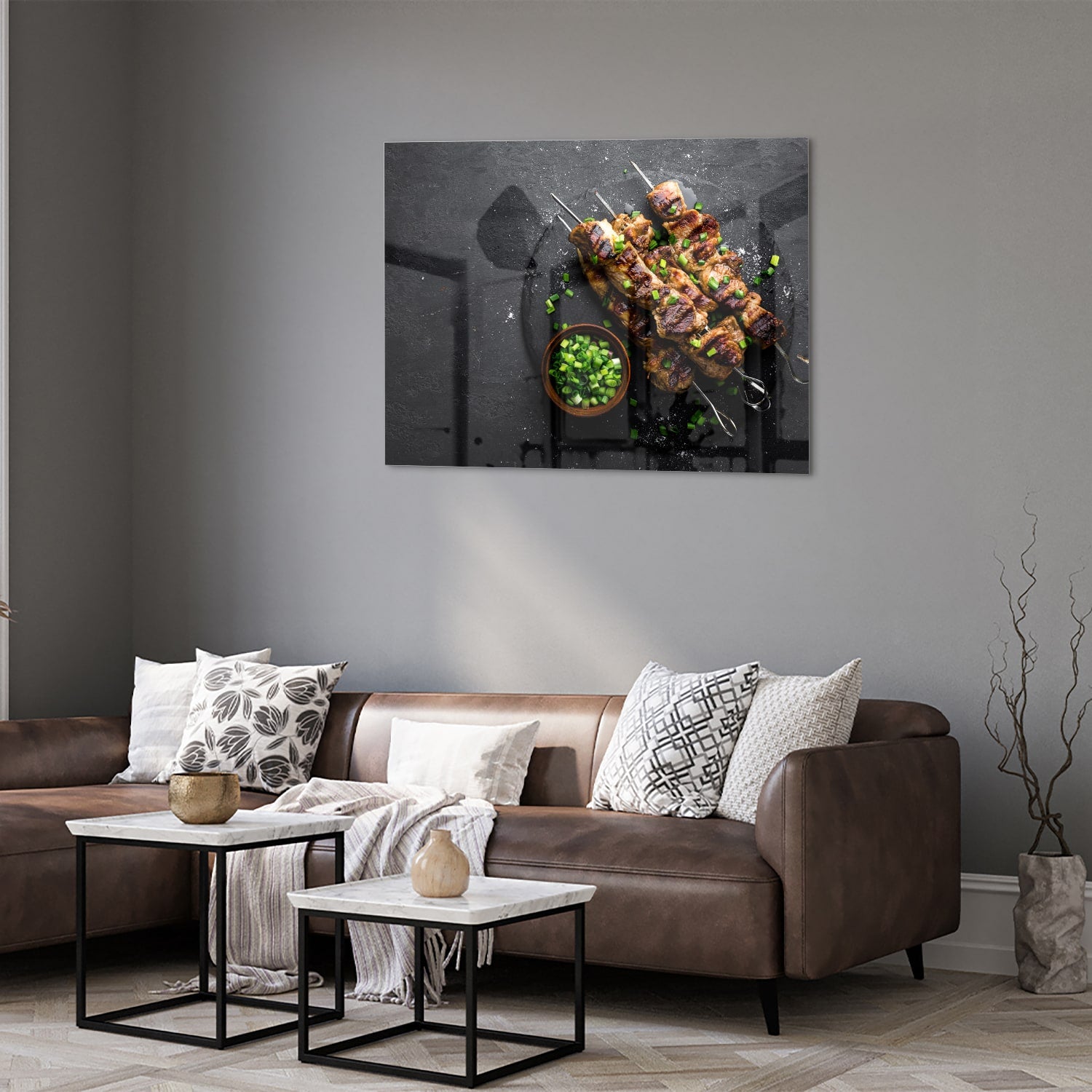 Glazen schilderij met kebabs op een zwarte achtergrond, perfect voor keuken decoratie.
