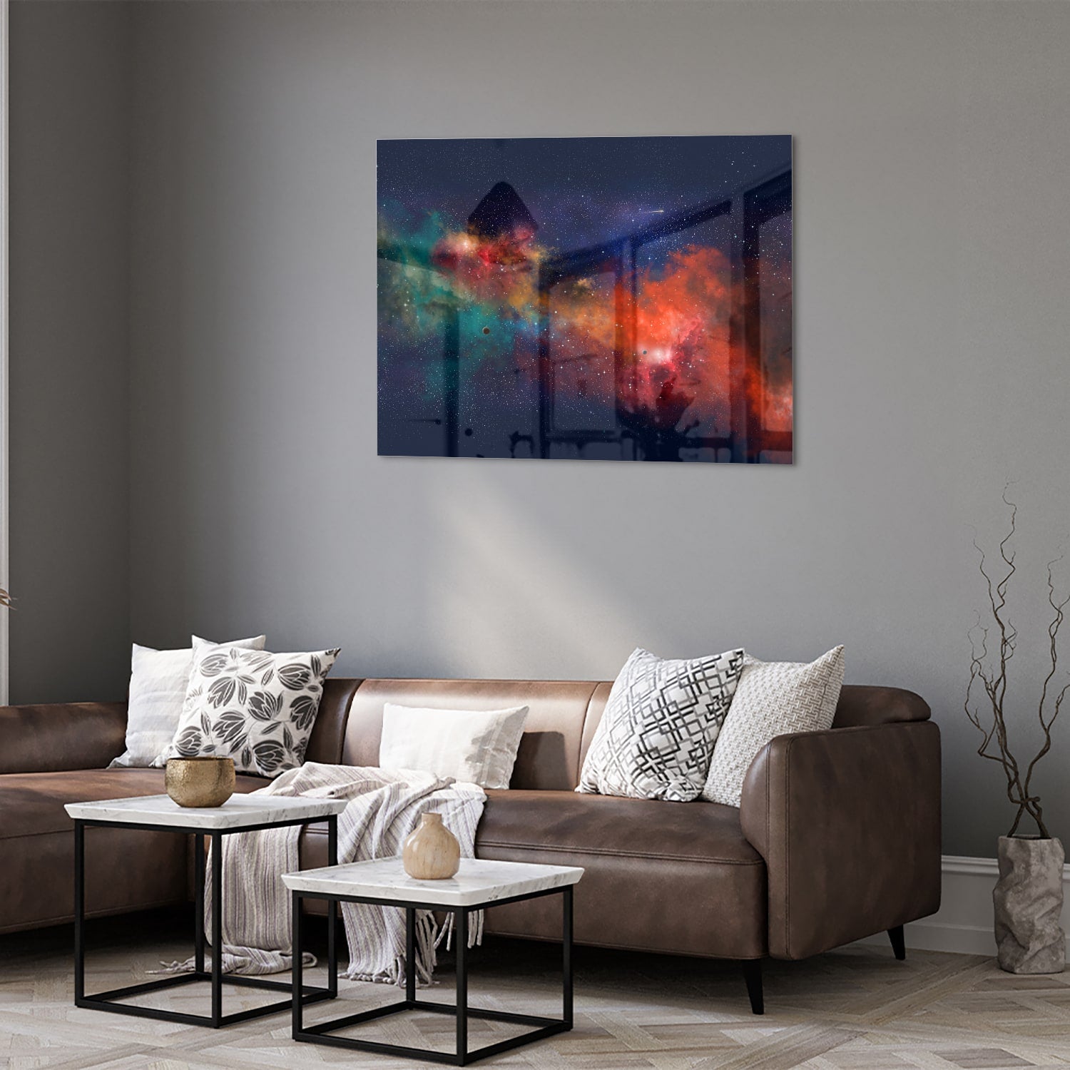 Glazen schilderij van een sterrenstelsel in levendige kleuren aan de muur.