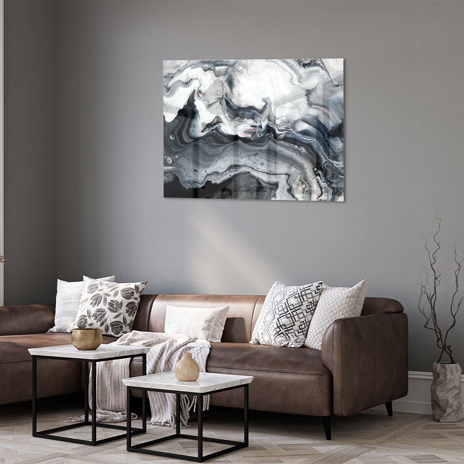 Abstract glazen schilderij met grijze en witte tinten aan de muur.