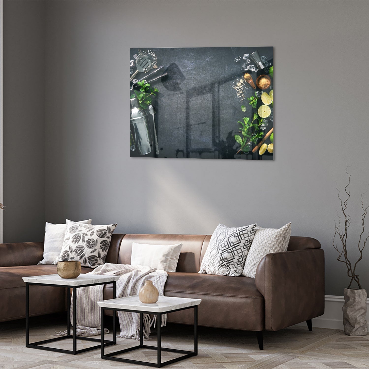 Glazen schilderij met kruiden en citroenen op een moderne muur.